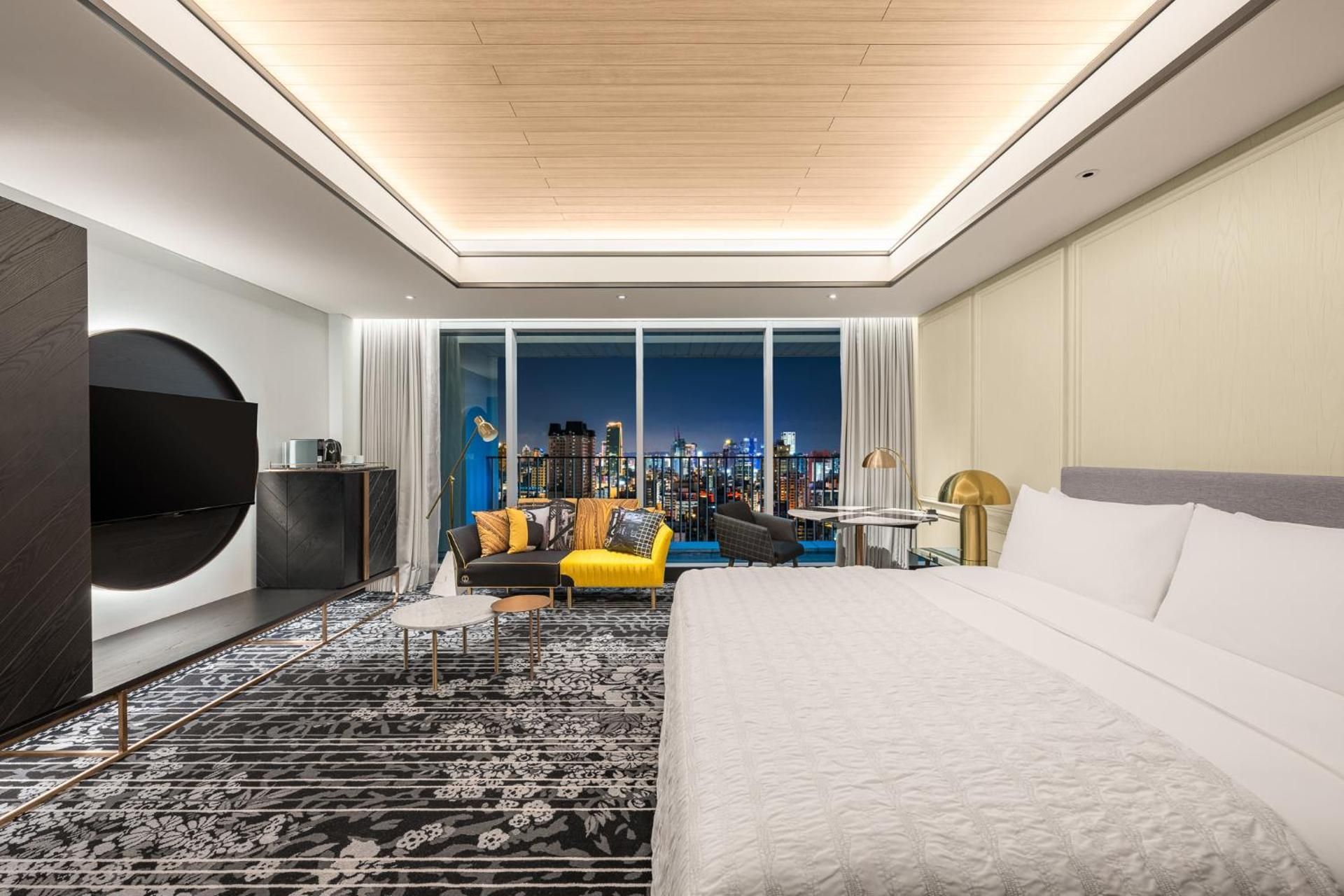 Deluxe Guest room, 1 King, City view