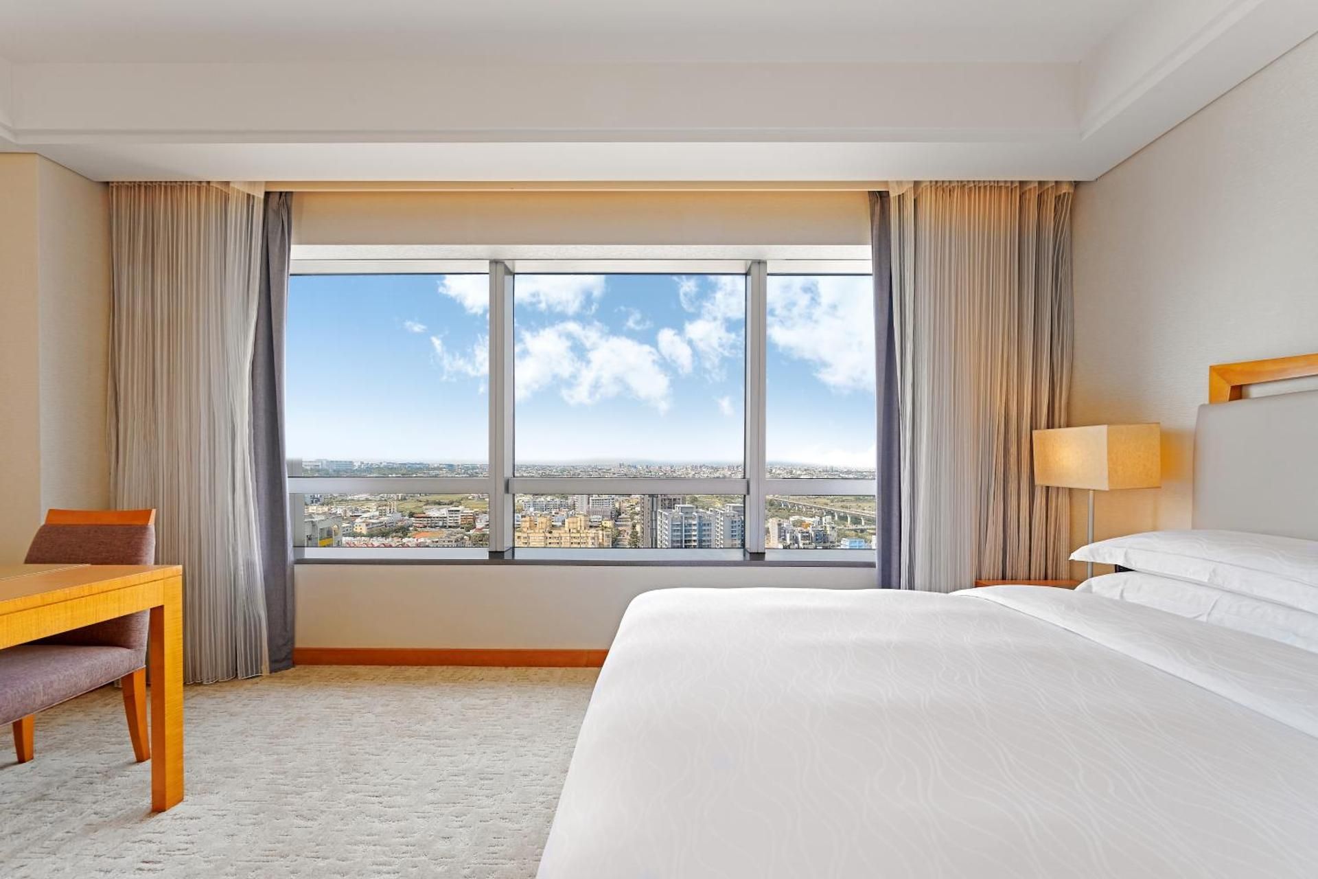 Business 1 Queen Bed Non-Smoking Room