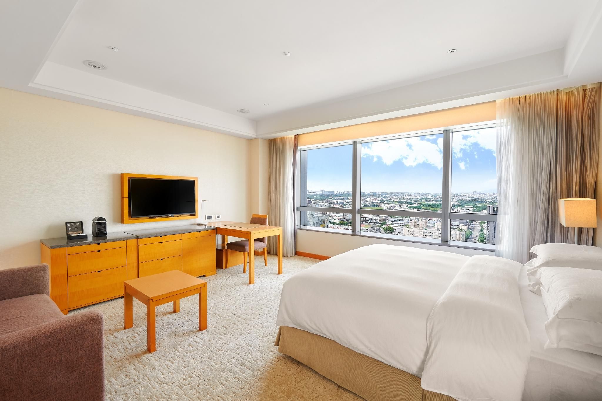 Business 1 Queen Bed Non-Smoking Room