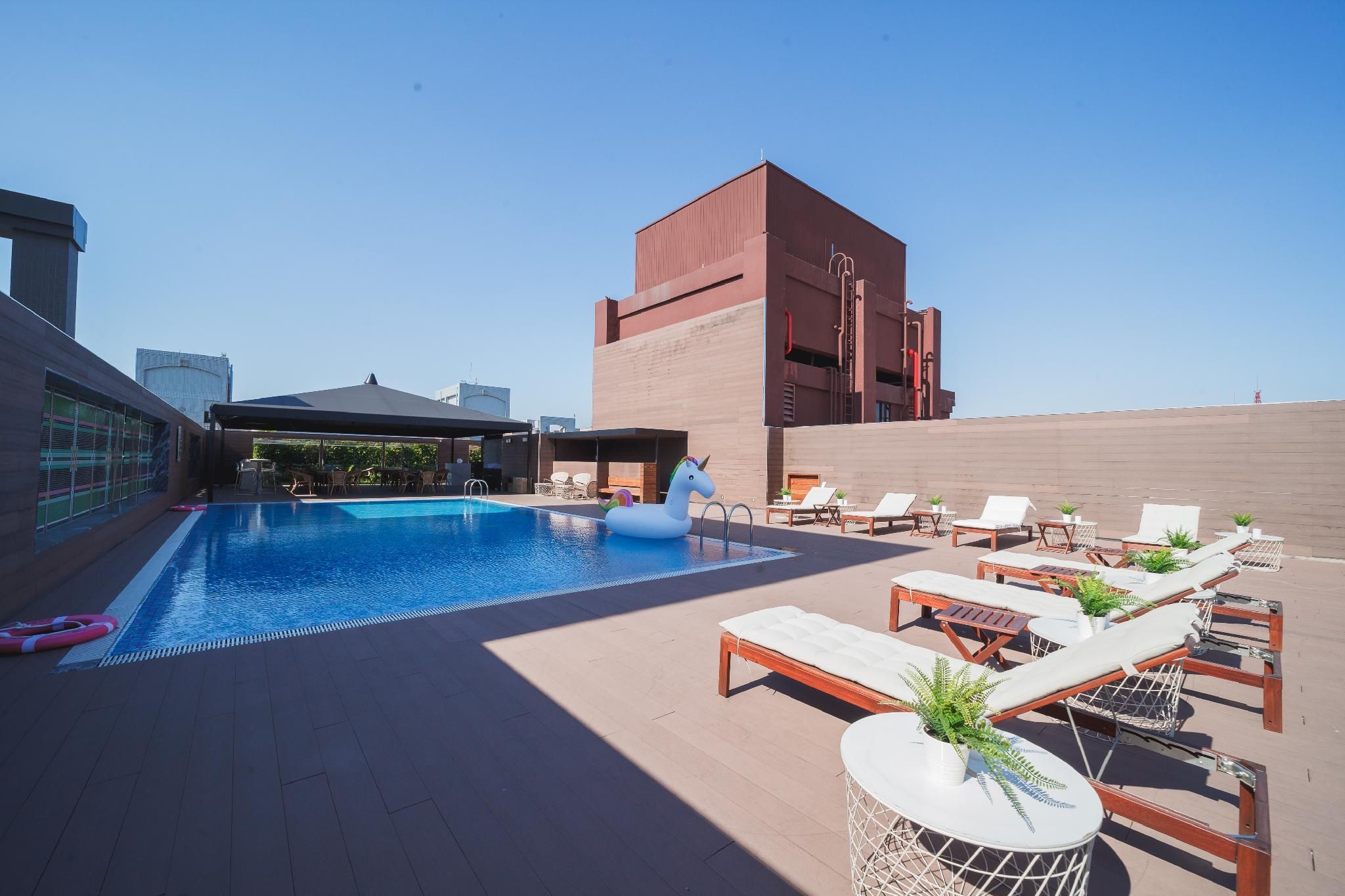 swimming pool [outdoor]