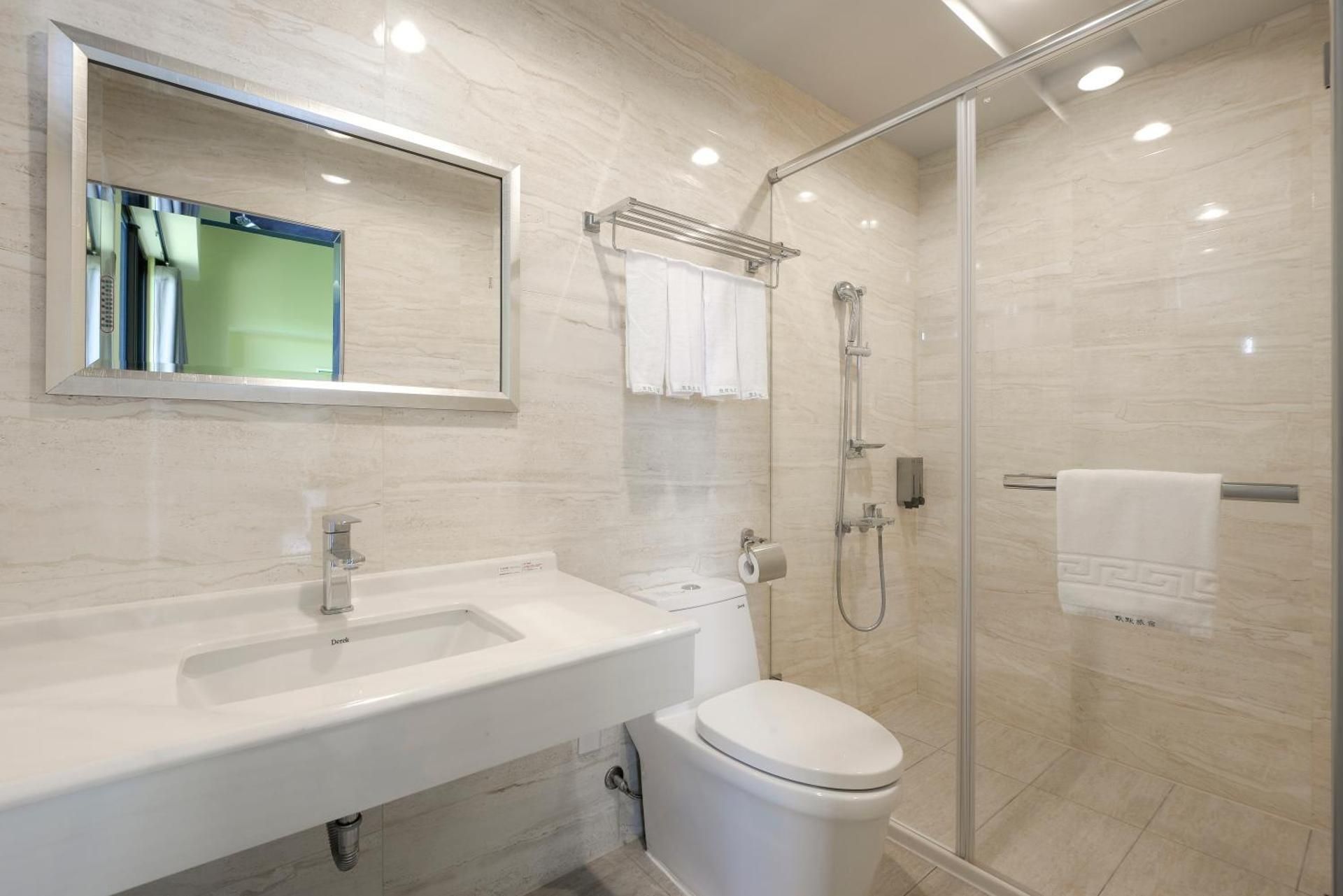 Mo BnB Triple Family Room 2