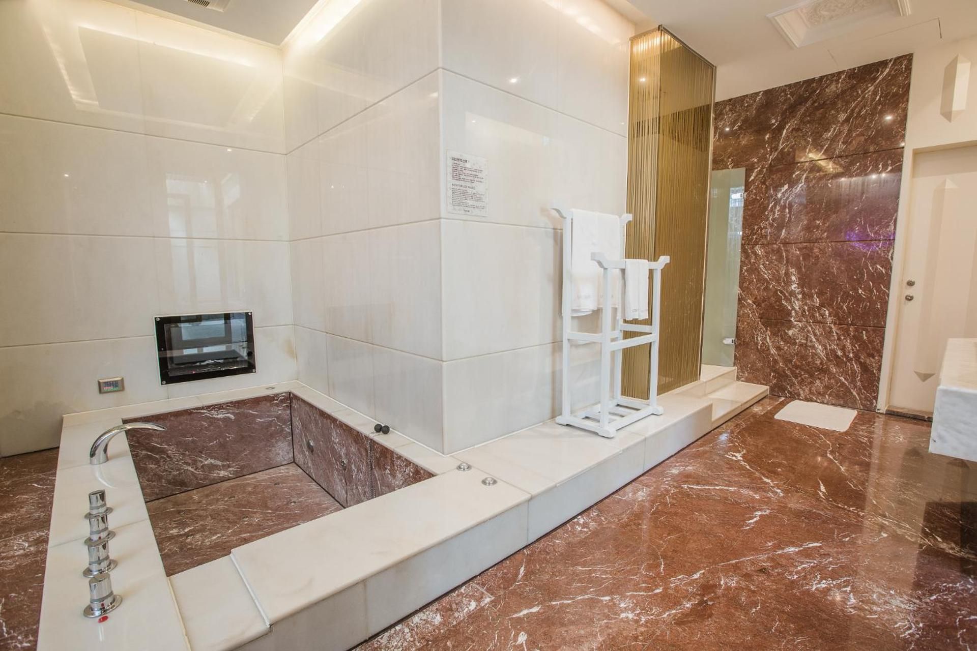 Deluxe Queen Room with Spa Bath and Karaoke facilities