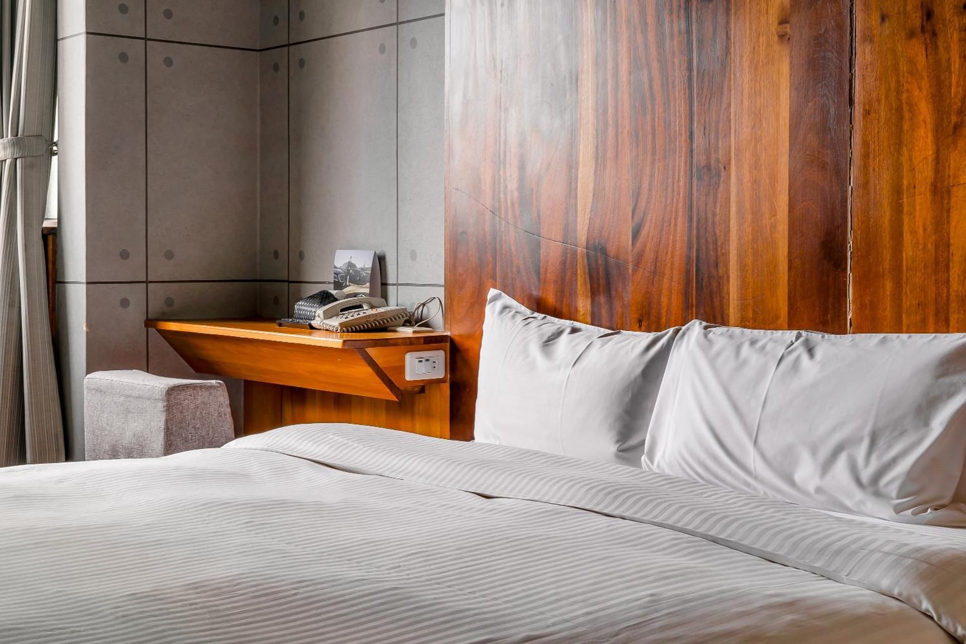 CHECK inn Express Taichung Fengchia Deluxe Double Room