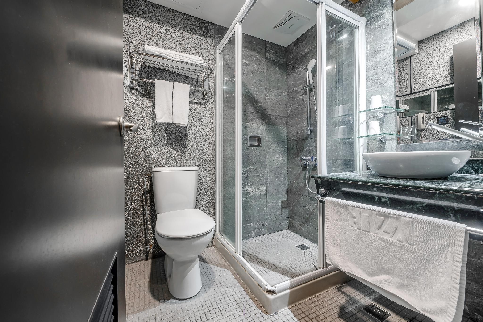 CHECK inn Express Taichung Fengchia Deluxe Twin 3