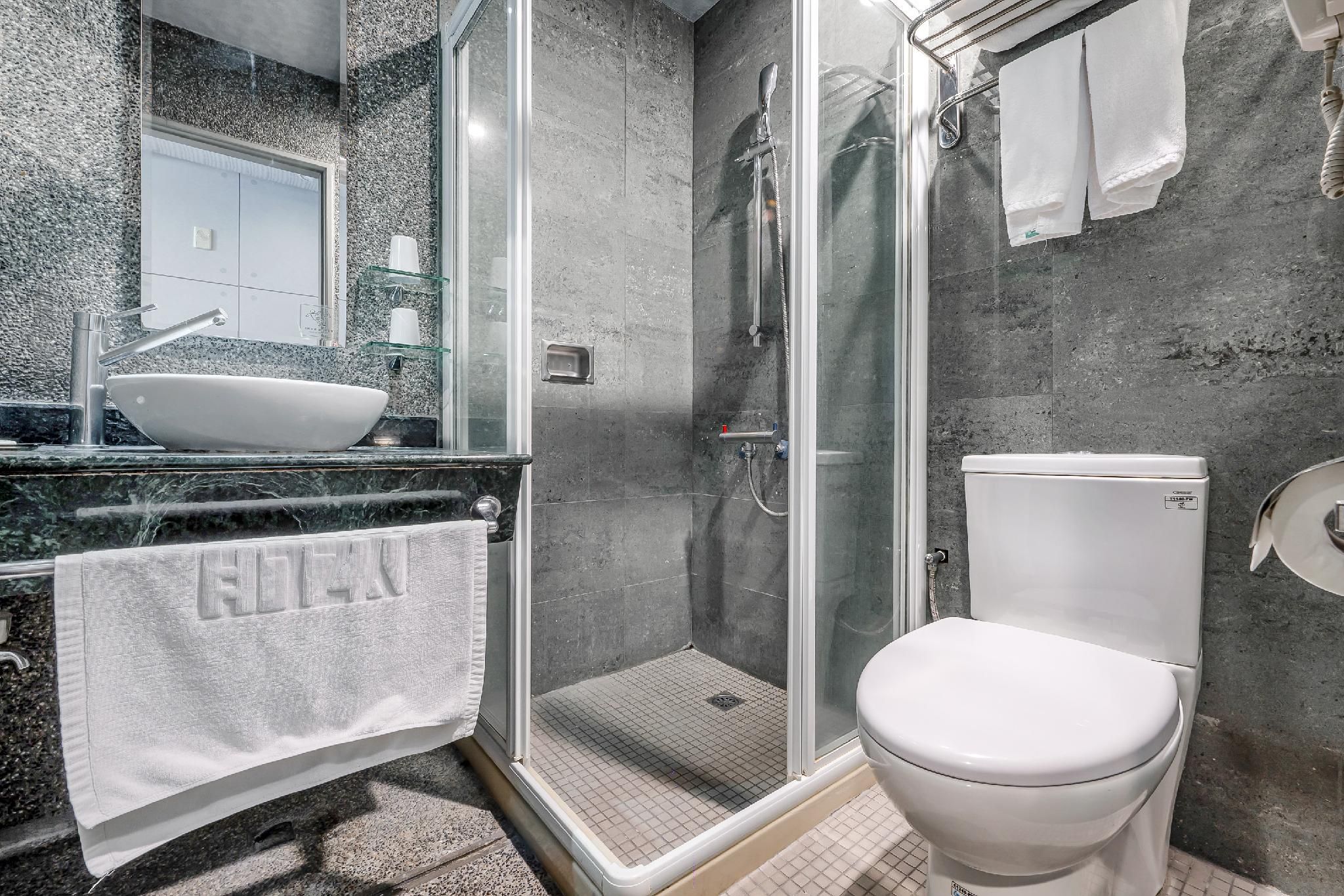 CHECK inn Express Taichung Fengchia Deluxe Double Room 3