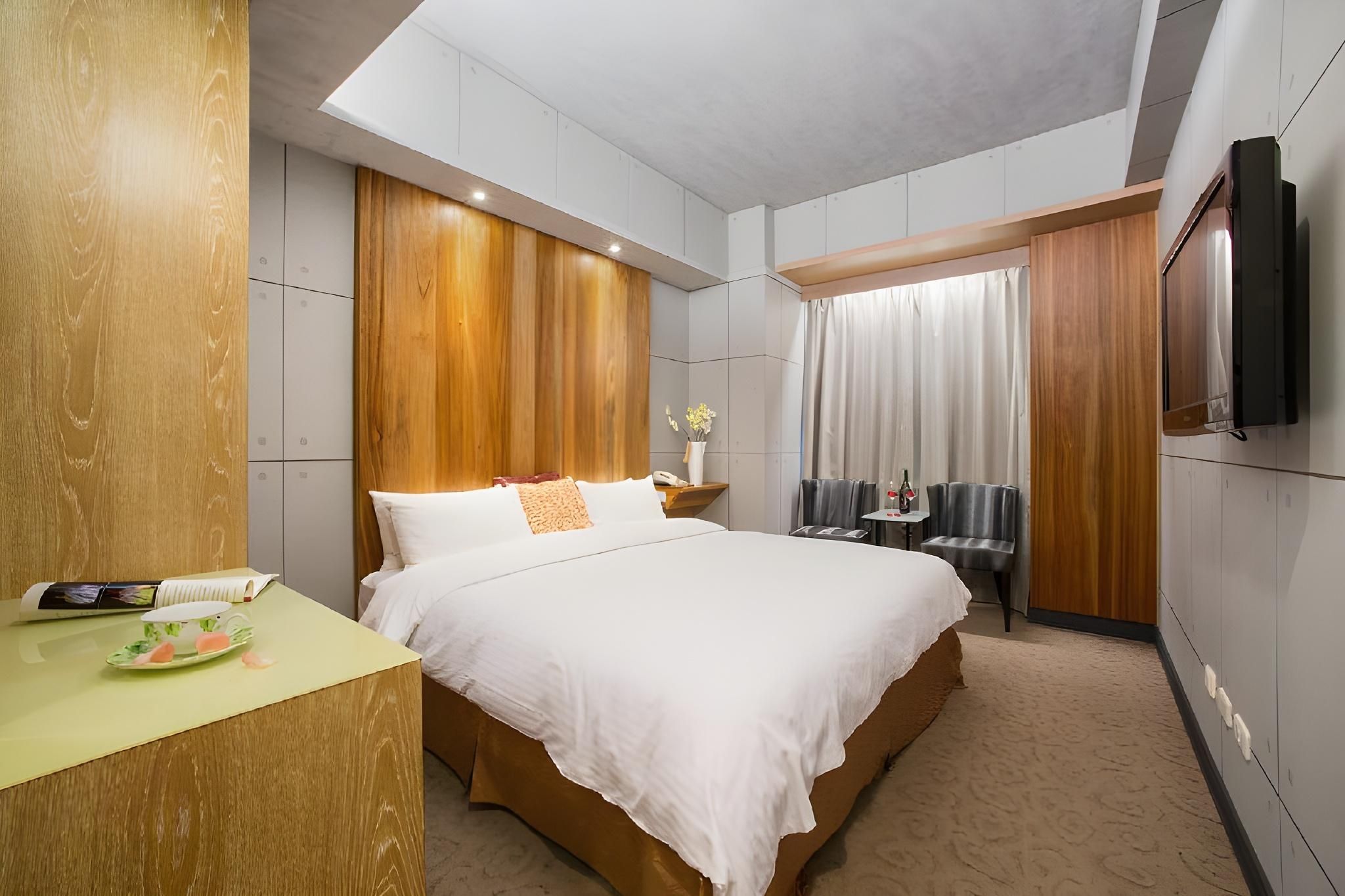 CHECK inn Express Taichung Fengchia Deluxe Double Room 2