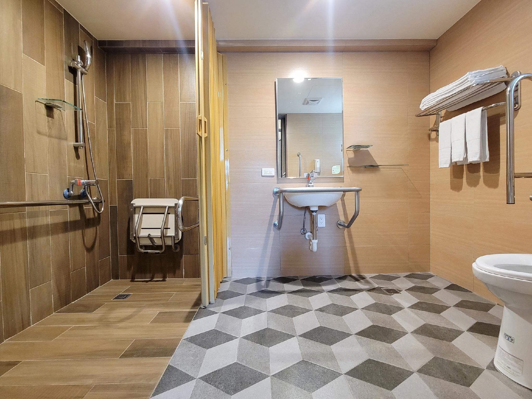 CHECK inn Express Taichung Fengchia Triple Room - Accessible 3