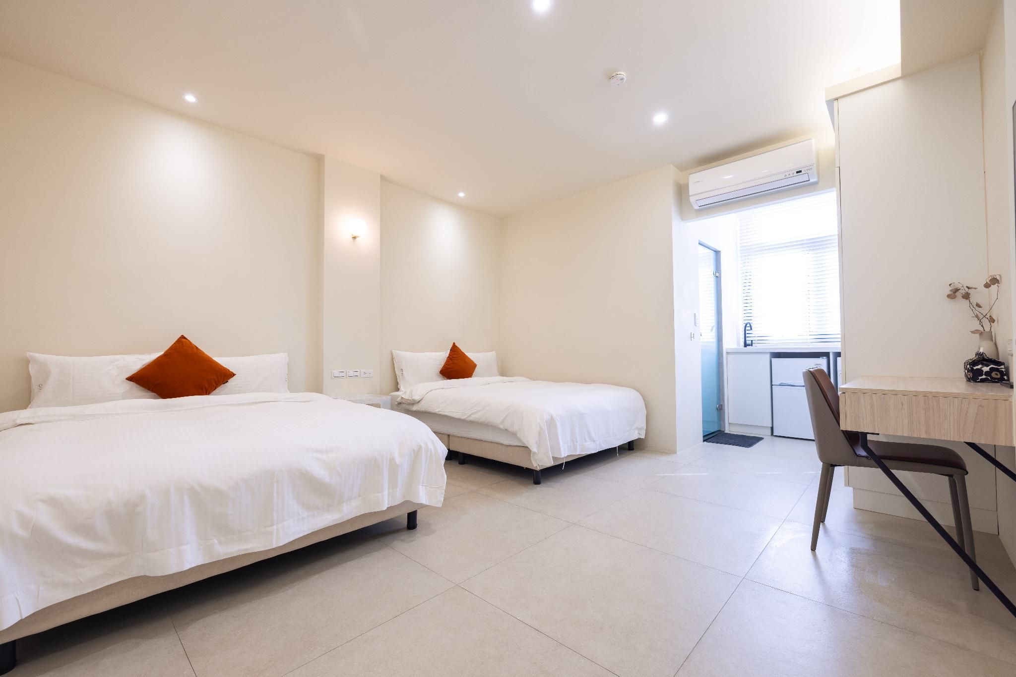 Quadruple Room with Bathtub