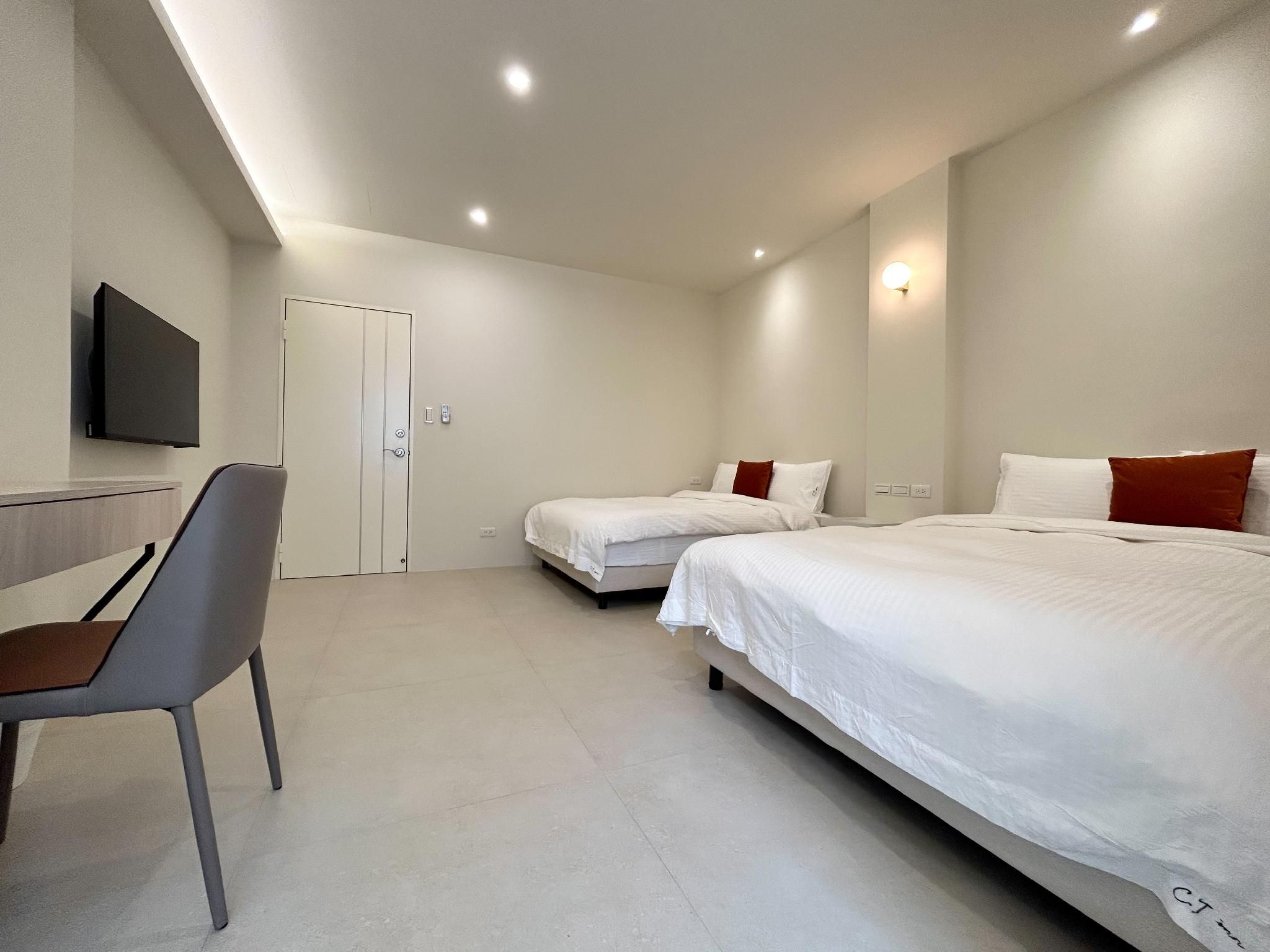 Quadruple Room with Bathtub