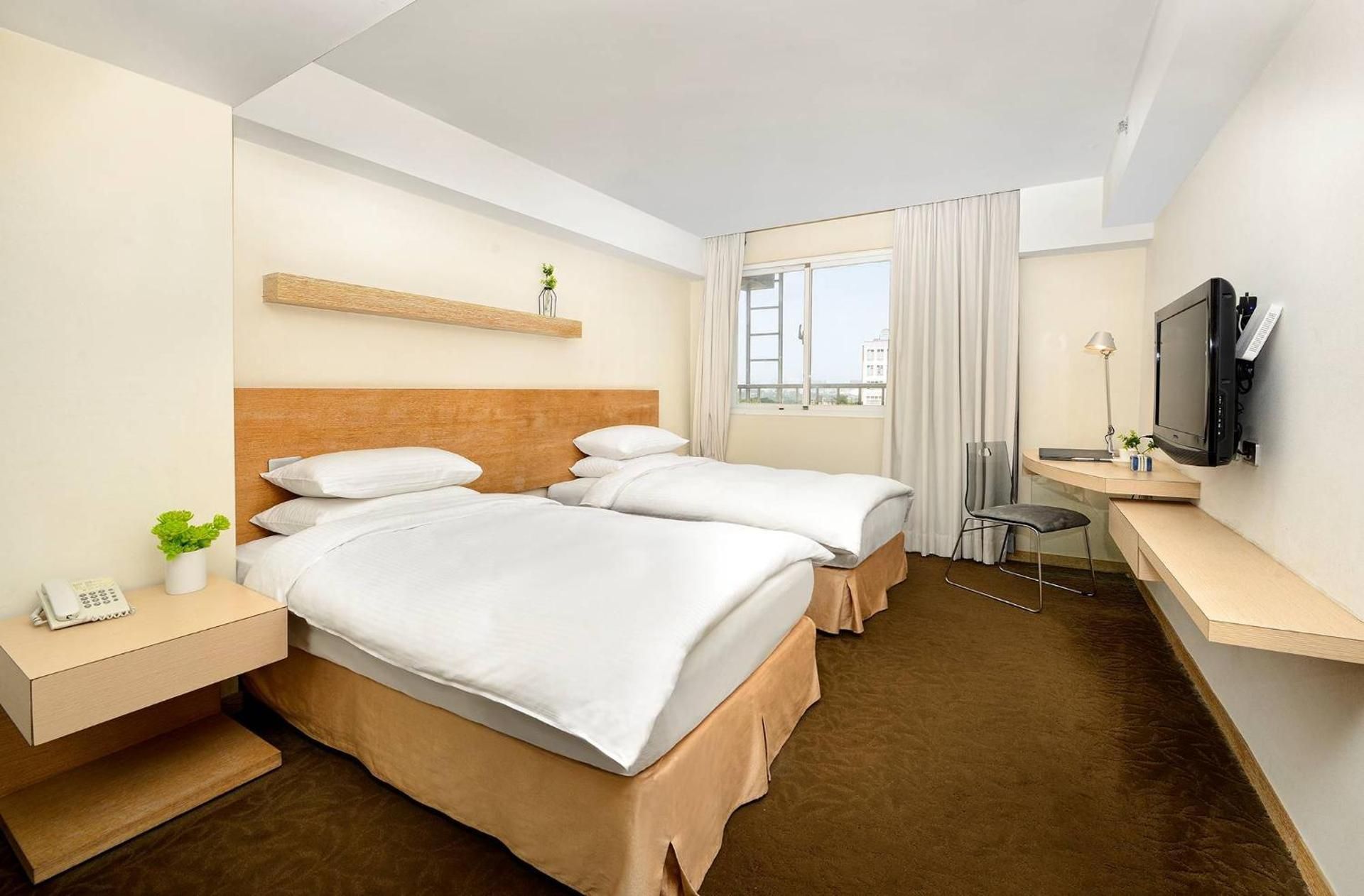 Twin Room with Bathtub