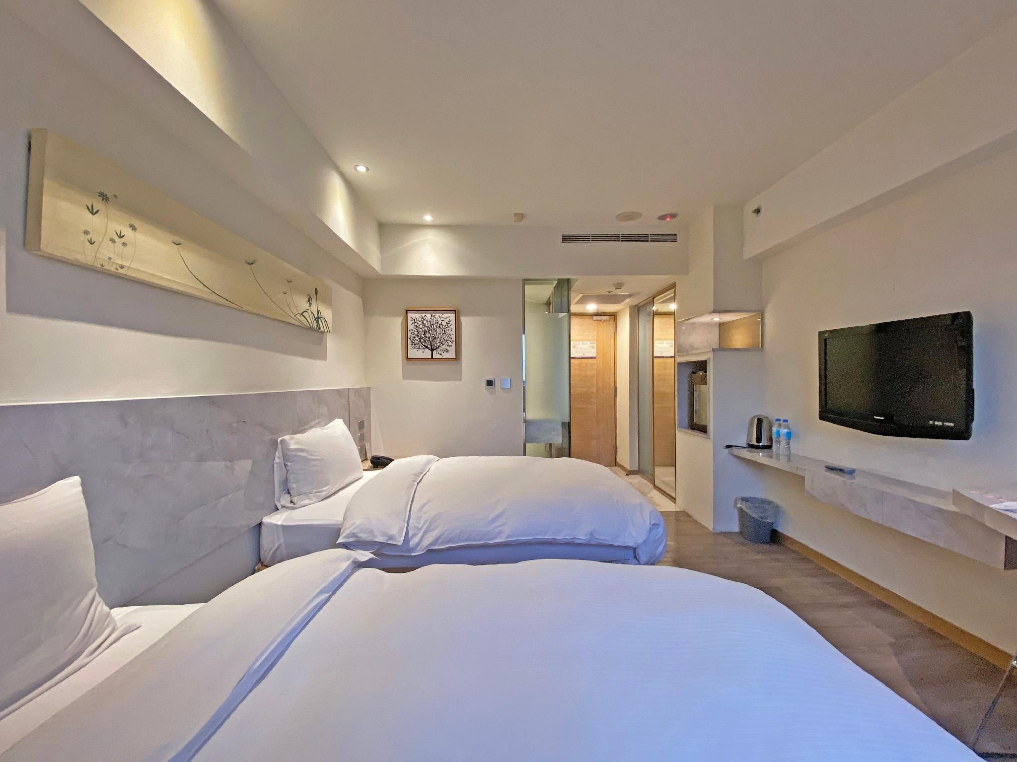 Twin Room with Bathtub