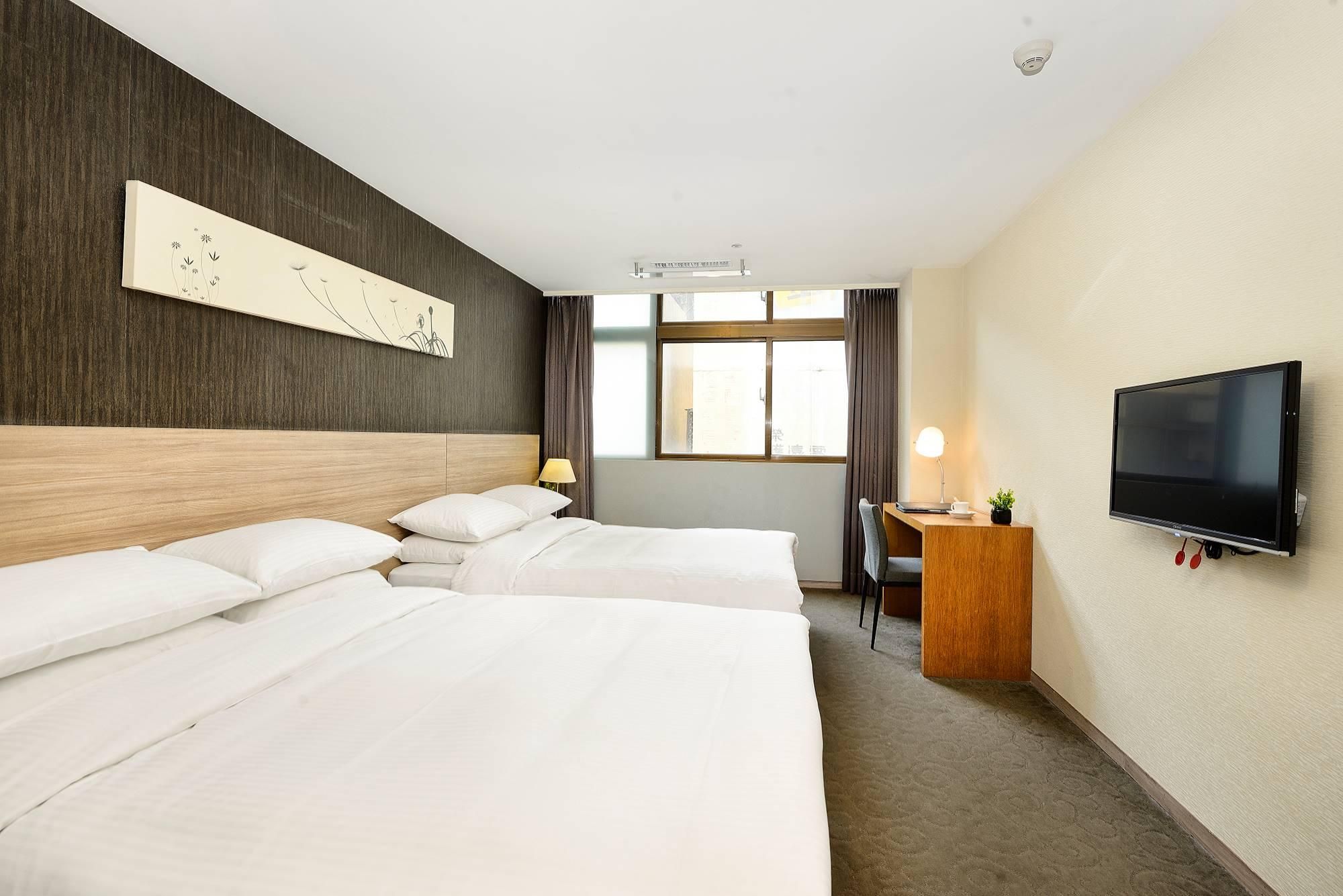 Quadruple Room with Bathtub