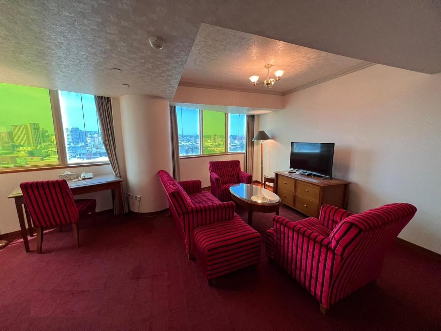 Hotel Avenue Deluxe Queen Suite 2