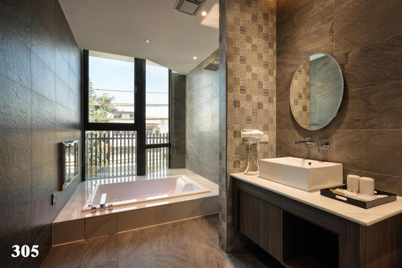 520 Car Business Hotel Economy 3