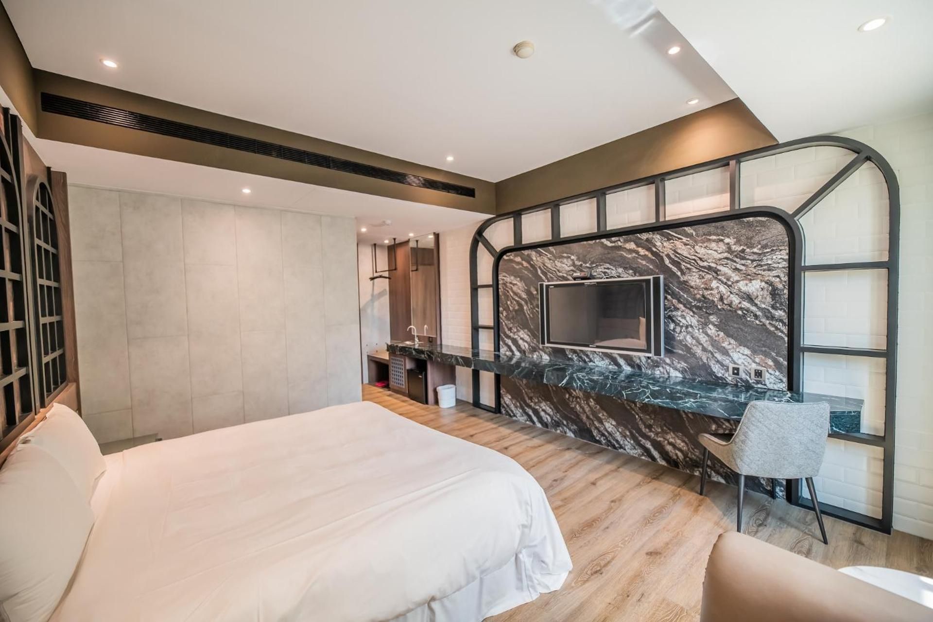 Business Suite with Free Parking