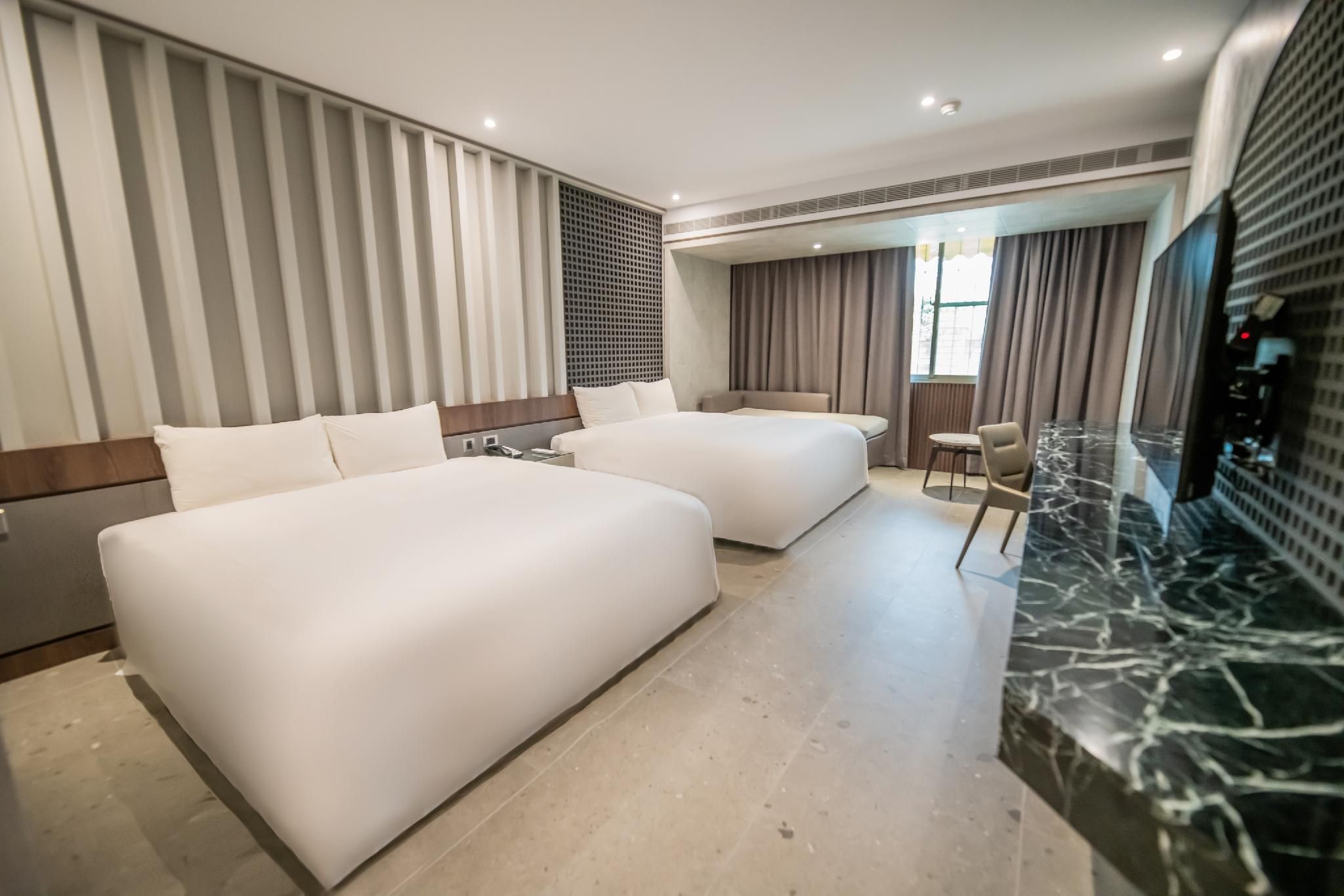 Deluxe Family Room with Outdoor Parking