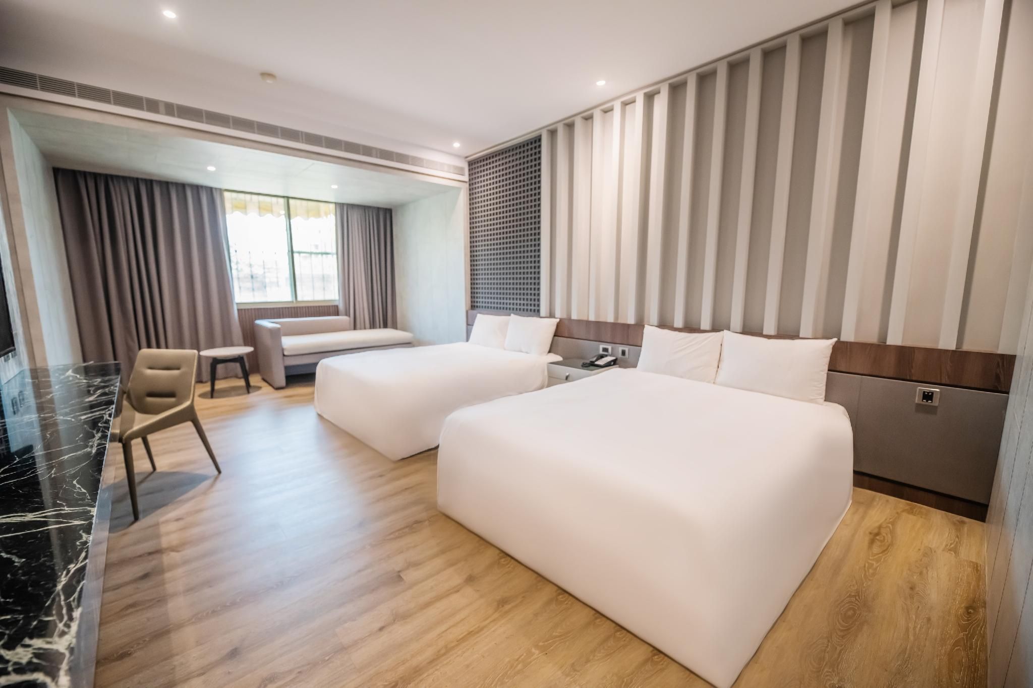 Deluxe Family Room with Outdoor Parking