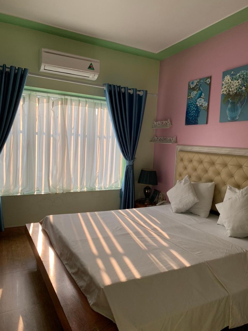 Mio Hotel Deluxe - 1 King Bed Corner Room with Bath View