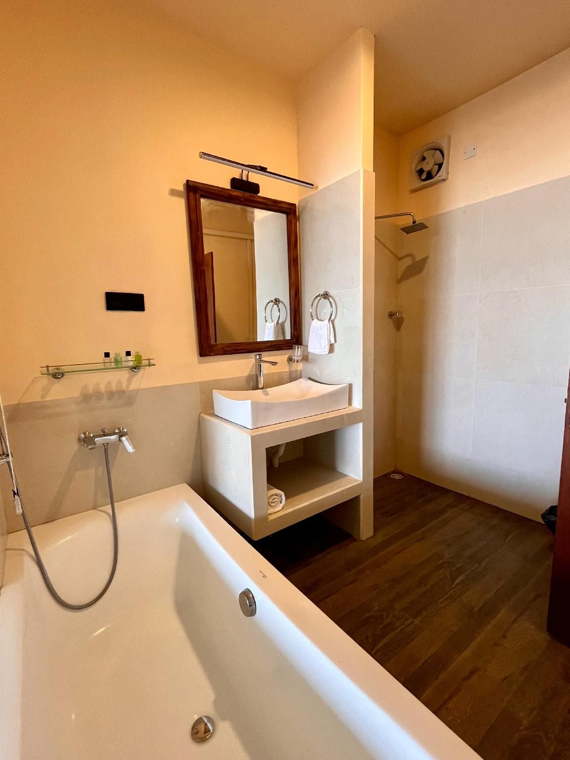 Deluxe Room with Bathtub
