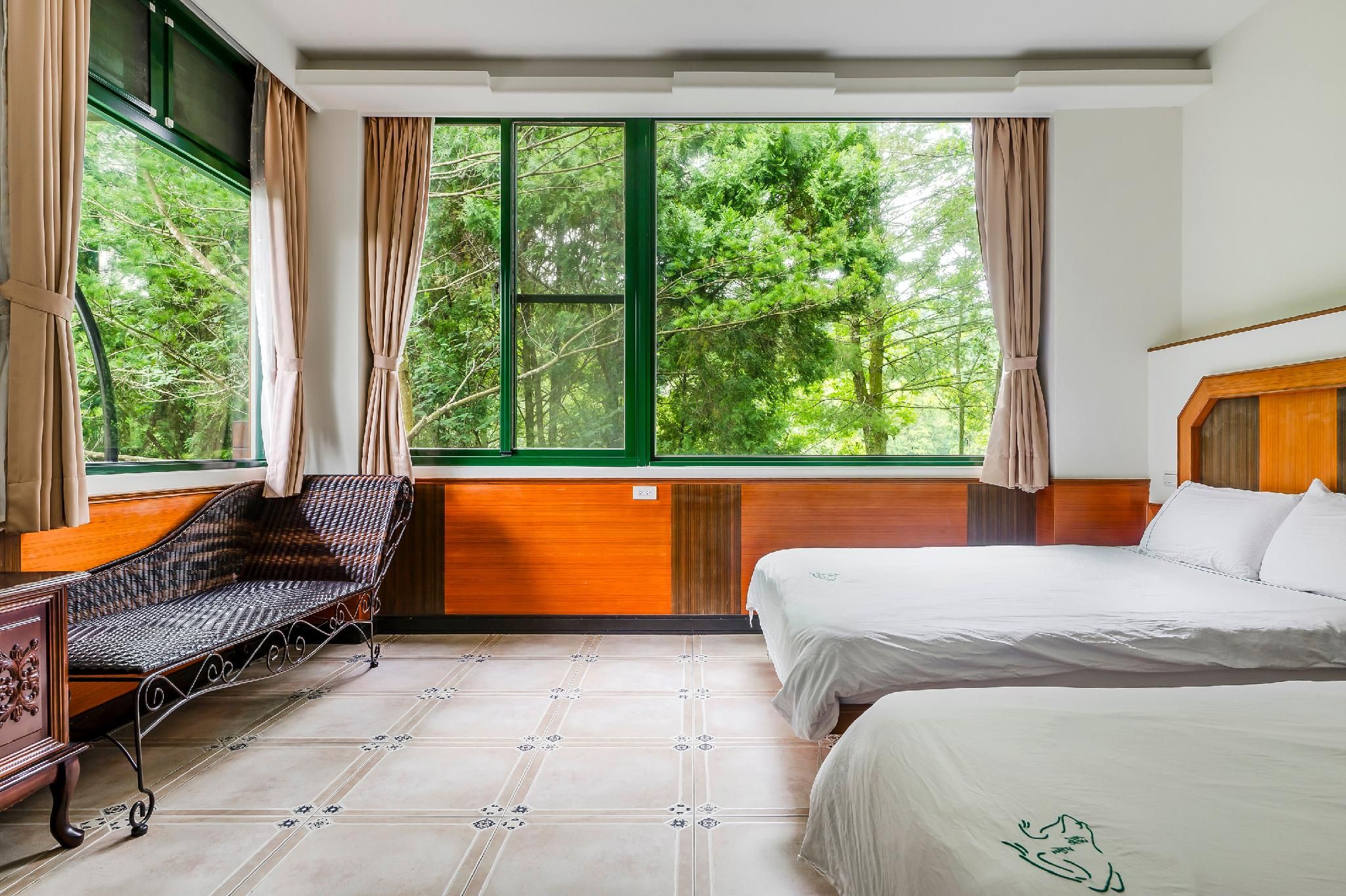 Quadruple Room with Bathtub