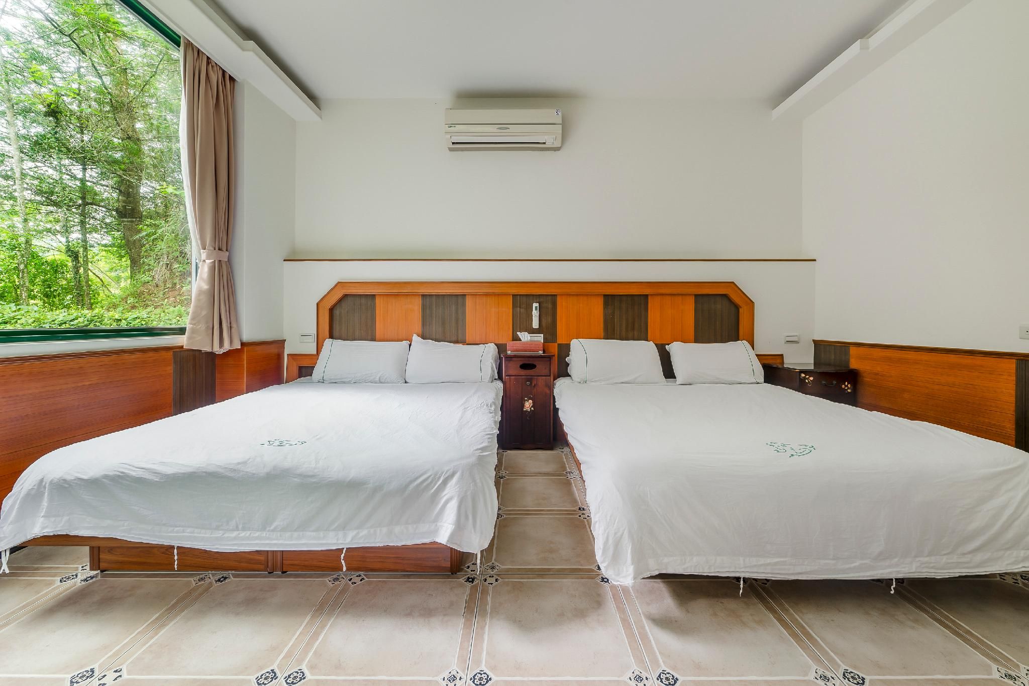 Quadruple Room with Bathtub