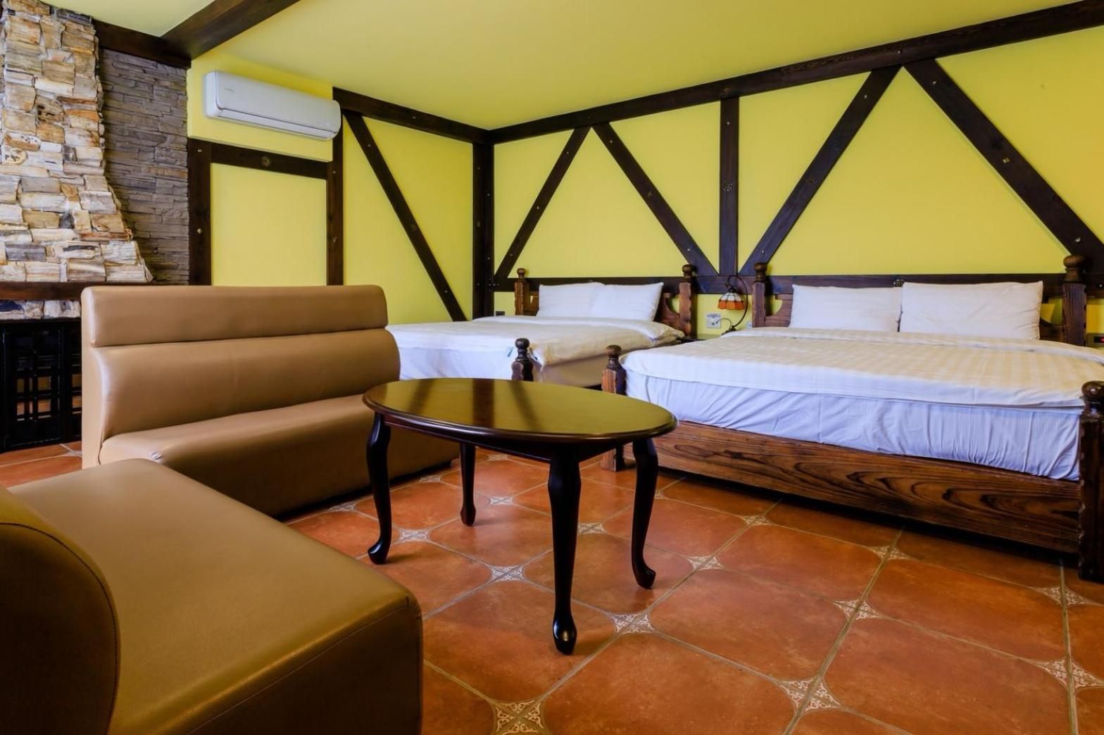 Brest Bed & Breakfast Deluxe Quadruple Room with Bathtub