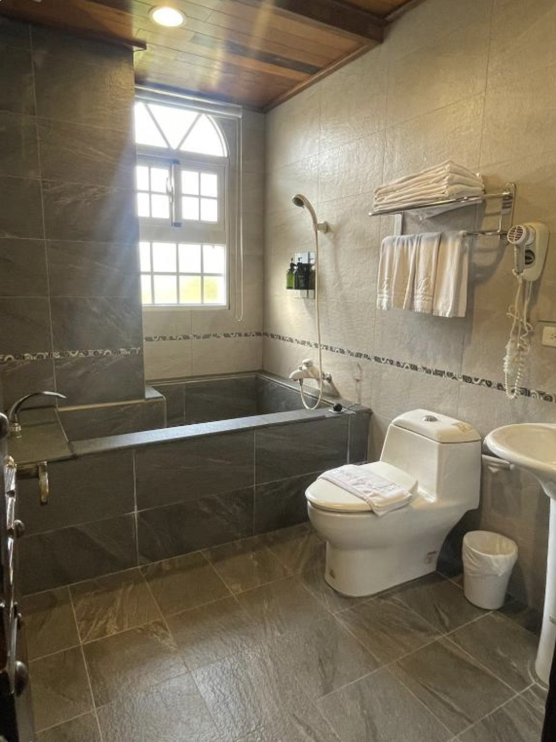 Brest Bed & Breakfast Deluxe Quadruple Room with Bathtub 3