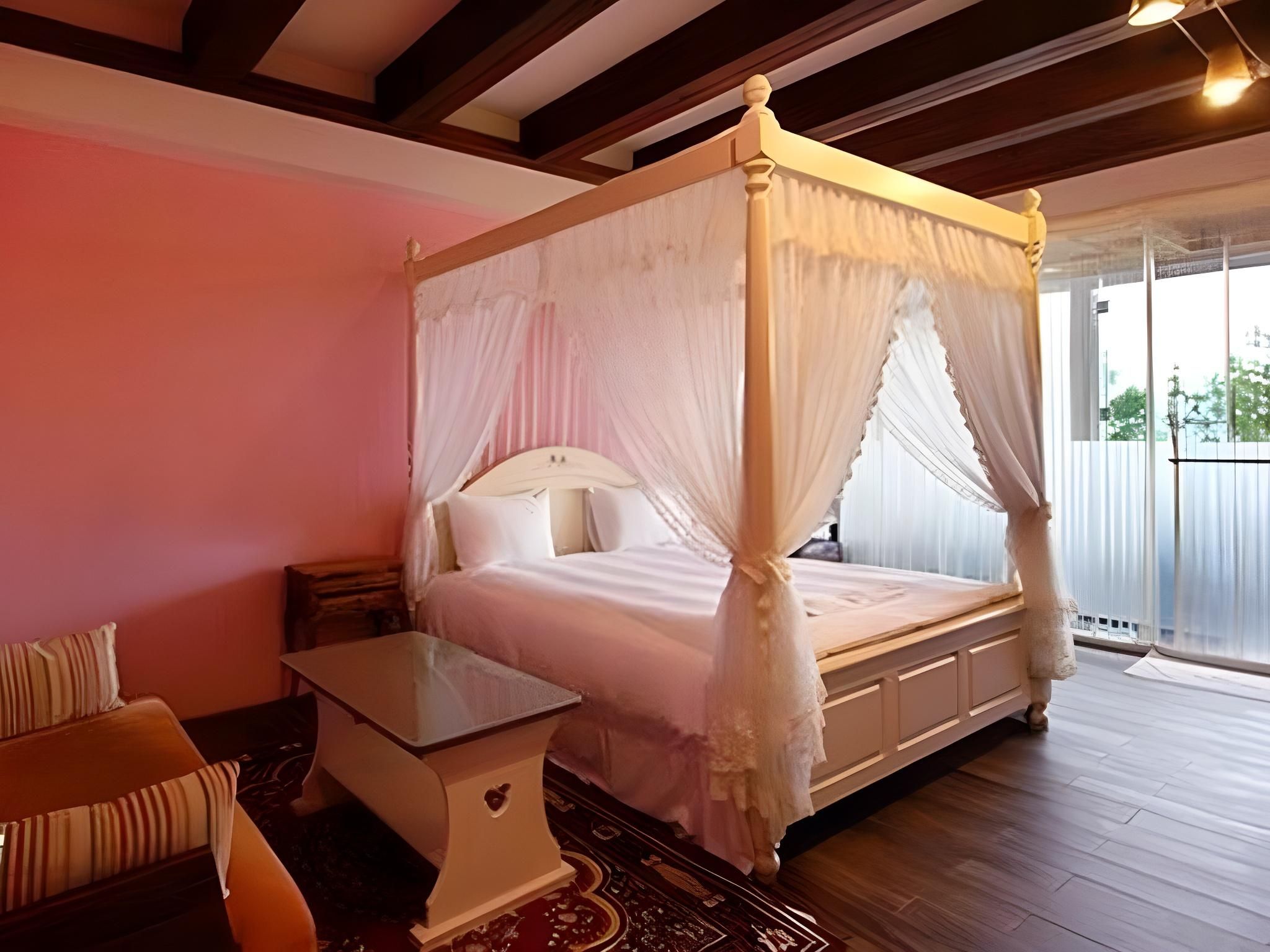 Honeymoon Suite