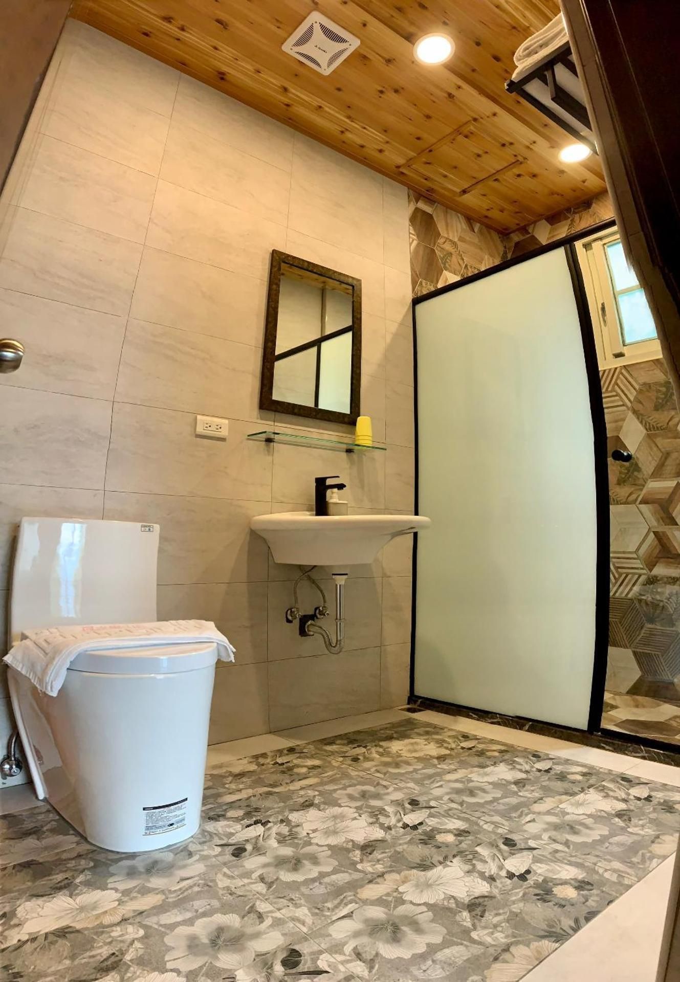 2 Double Beds with Balcony