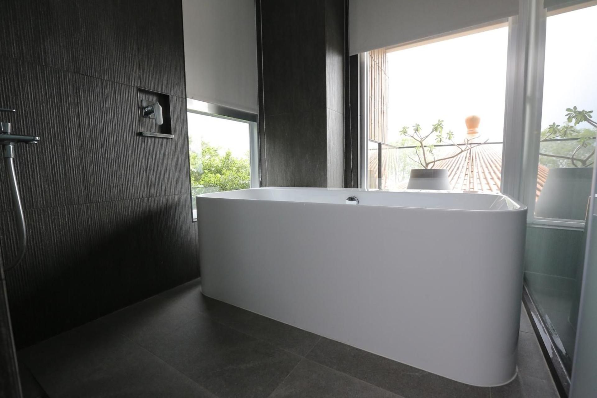 Side Lake View Family Room