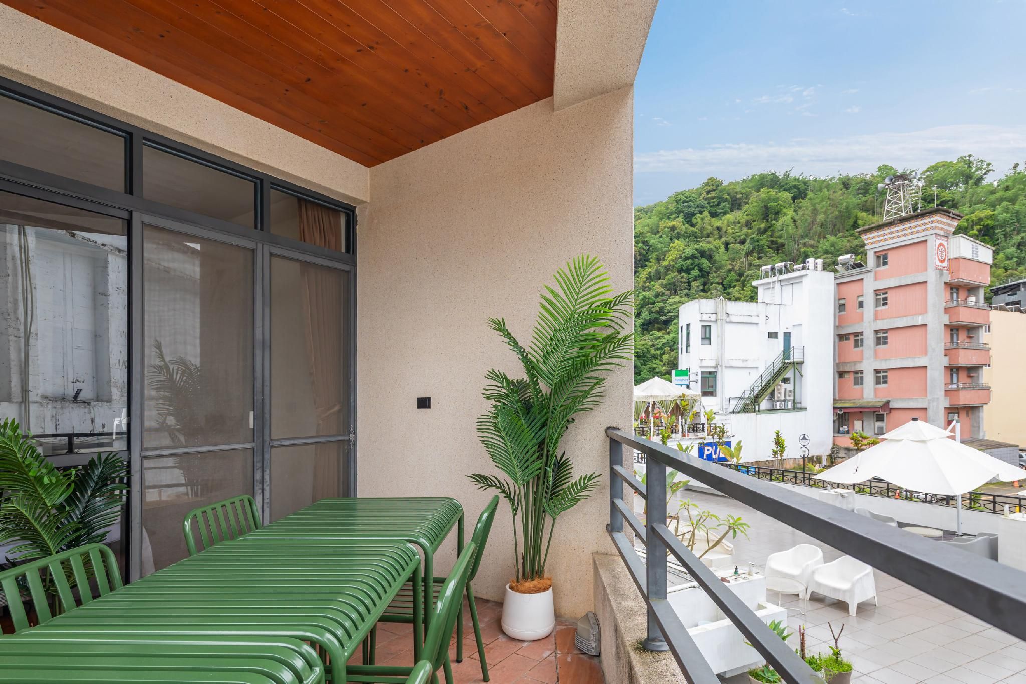 Sun Moon Lake ItaThao Vacation Inn with Elevator Quadruple Room with Balcony 2