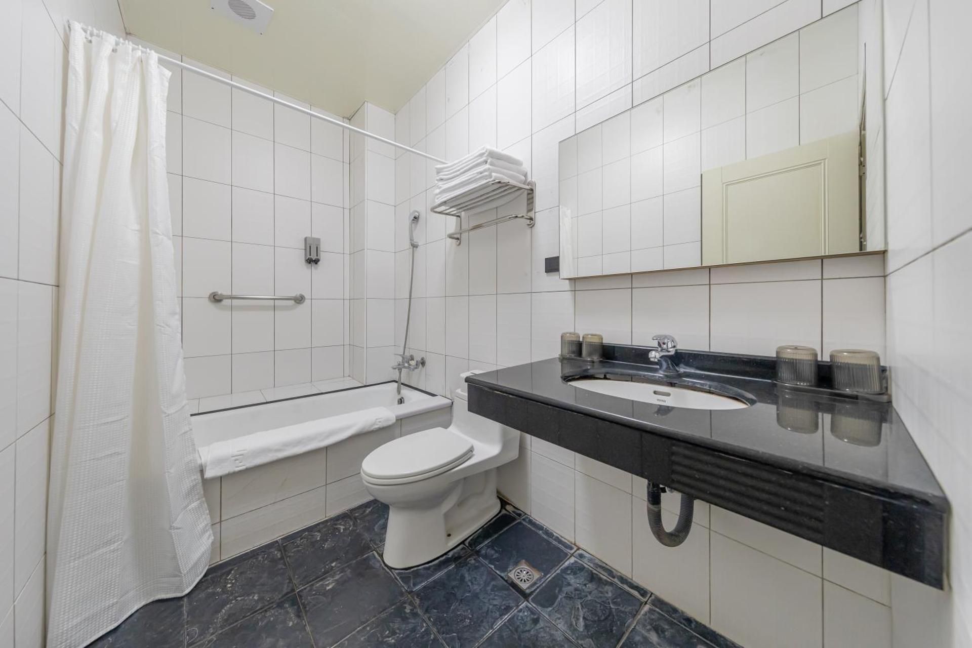 Sun Moon Lake ItaThao Vacation Inn with Elevator Quadruple Room with Balcony 3