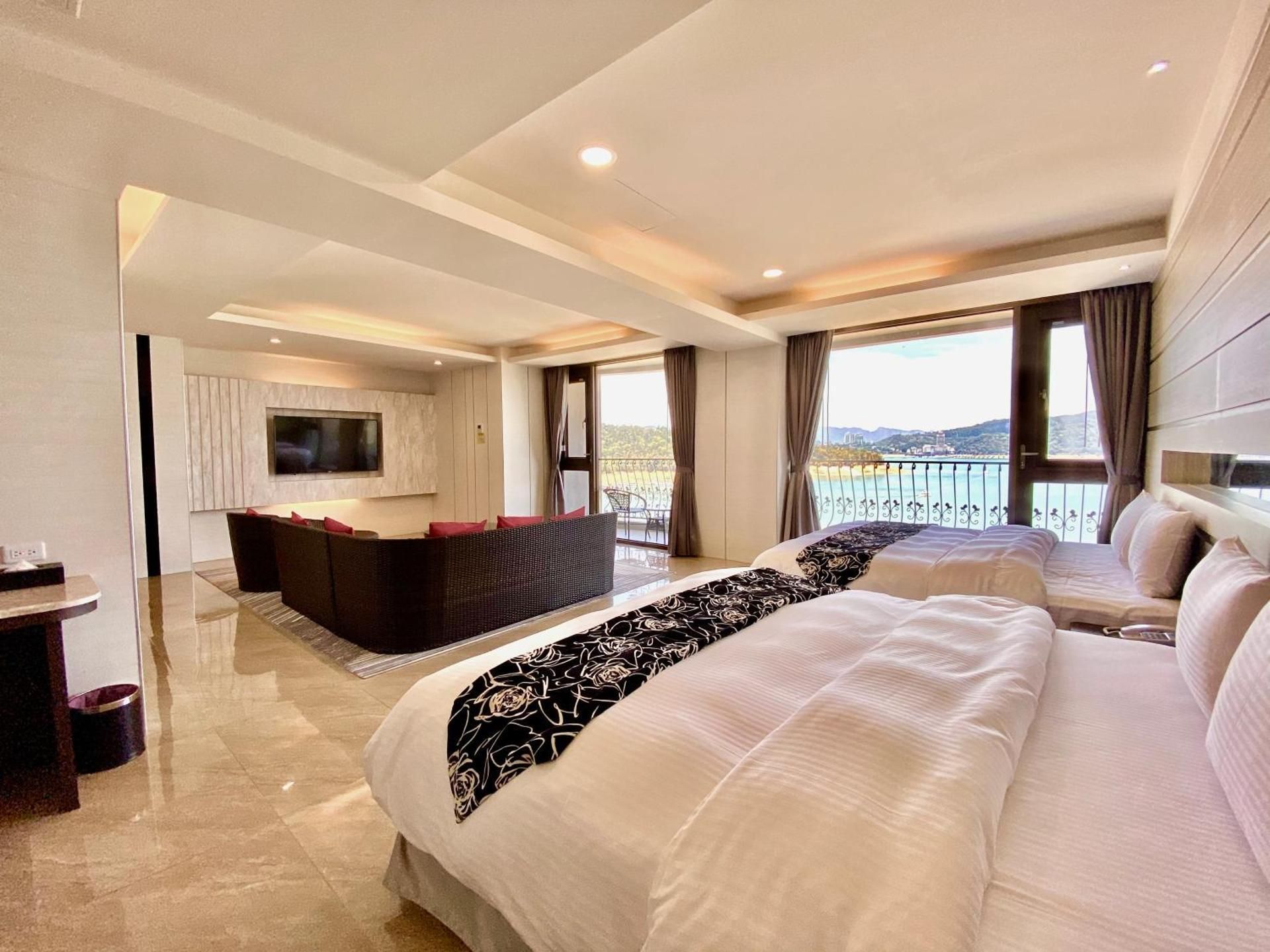 Premier Lake View Family Room