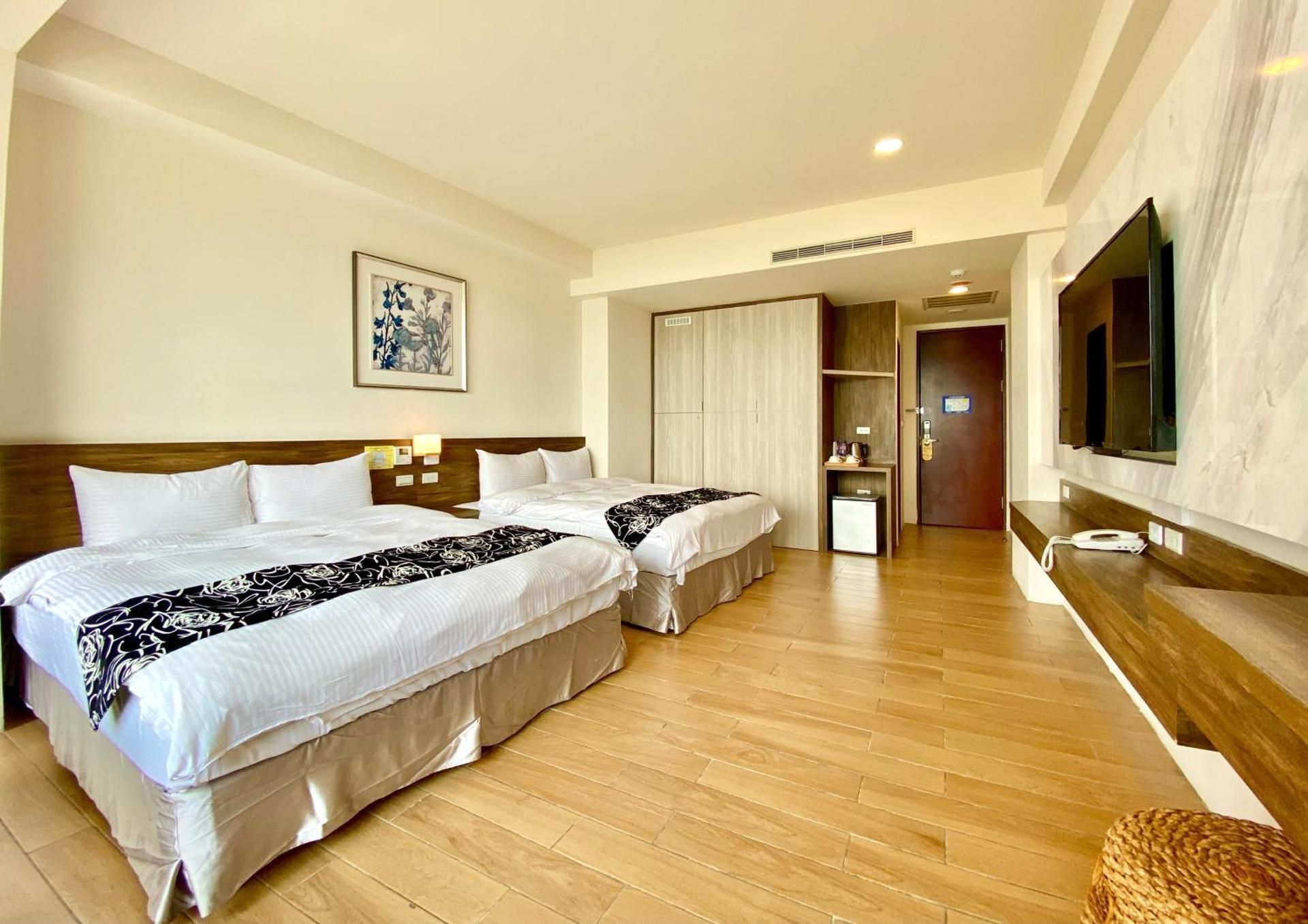 Quadruple Room with Lake View - Lower Floor