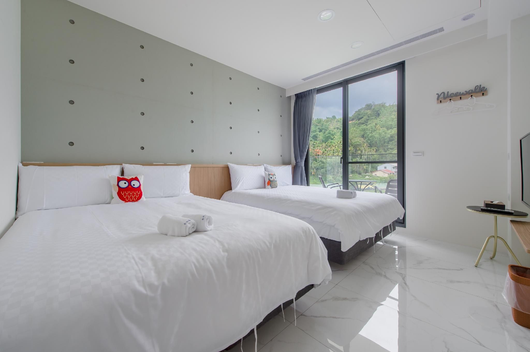 Nice Walk Lake View Family Room