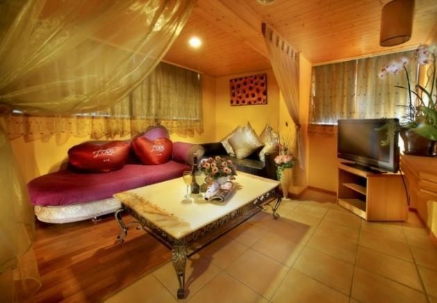Family Room for 8 Adults