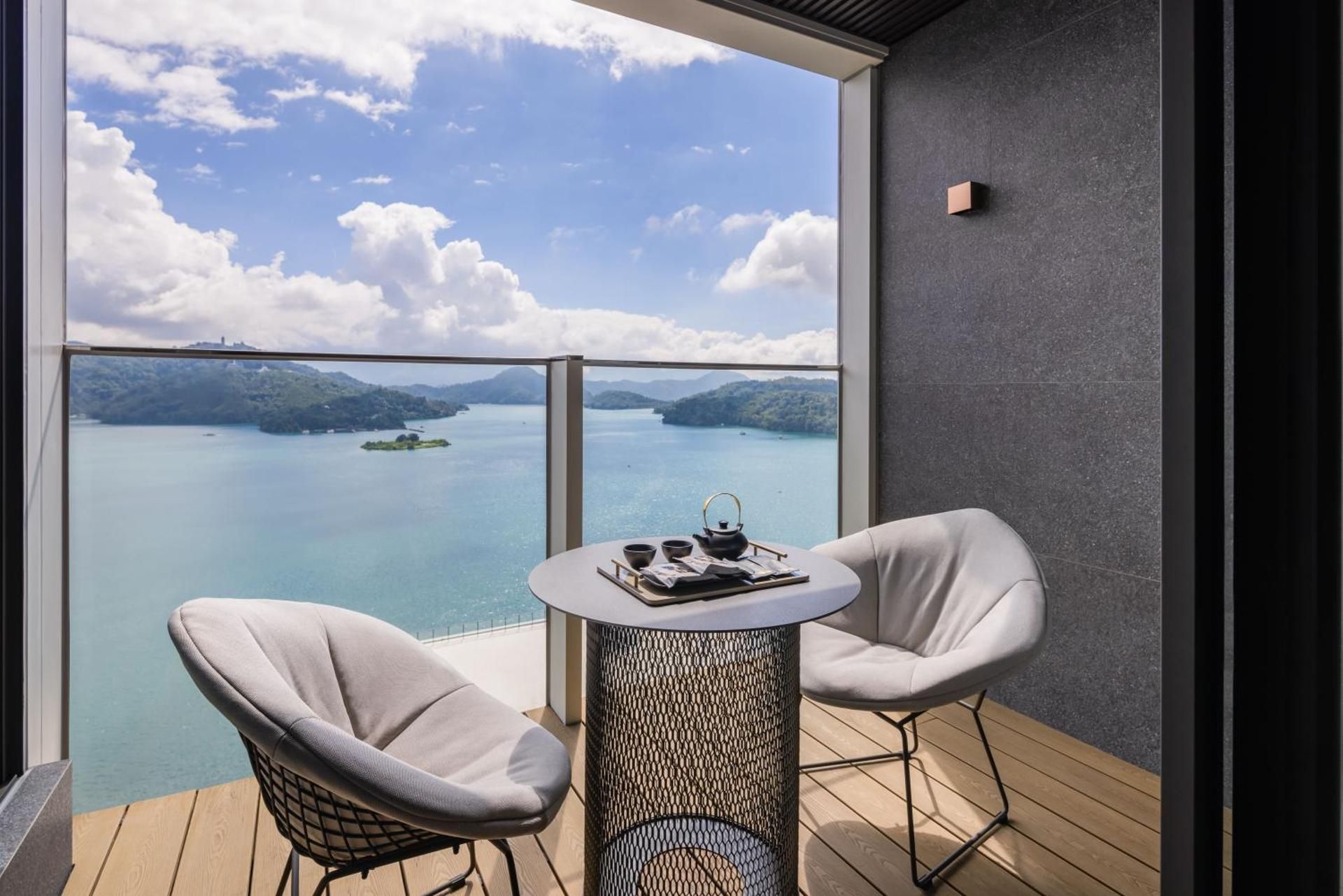Prime Deluxe King Room with Lake View : 6F-7F