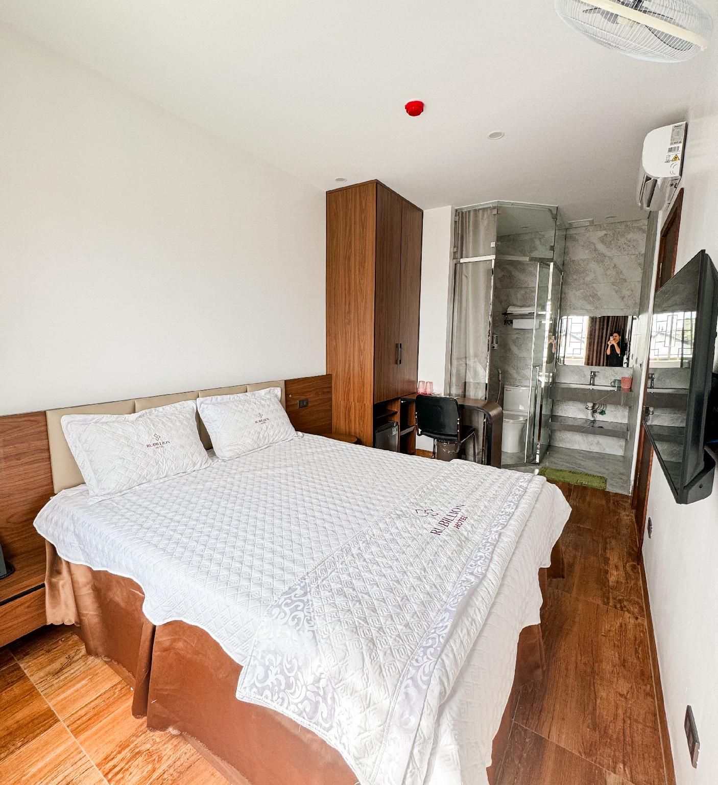Queen Bedroom with Window