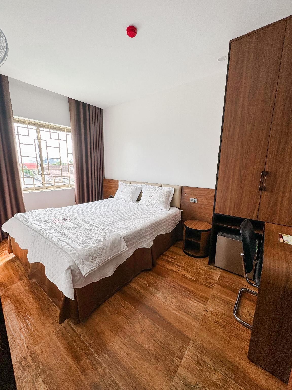 Queen Bedroom with Window