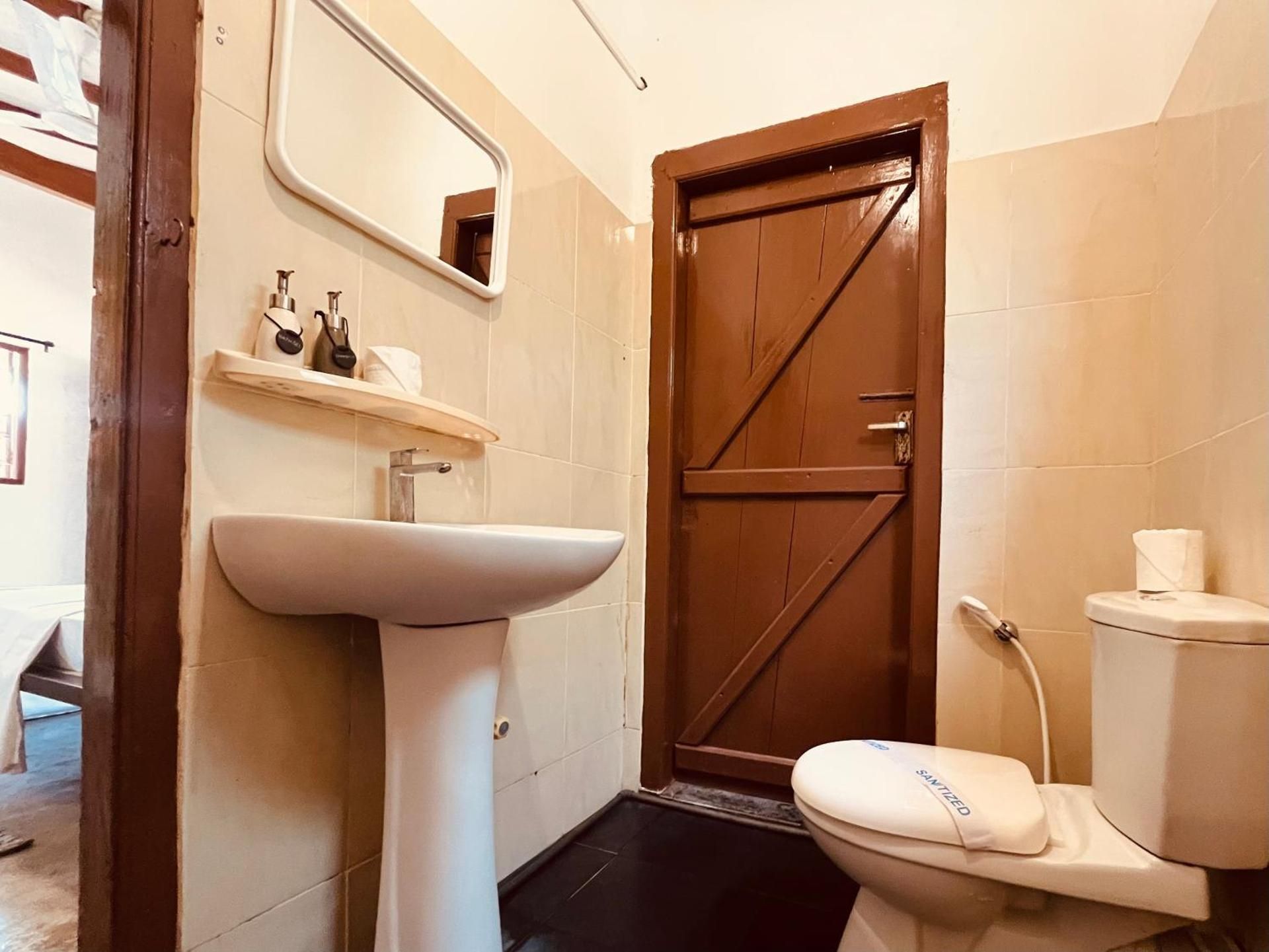 Funky Leopard Safari Lodge Bordering Yala National Park Superior Chalet 3