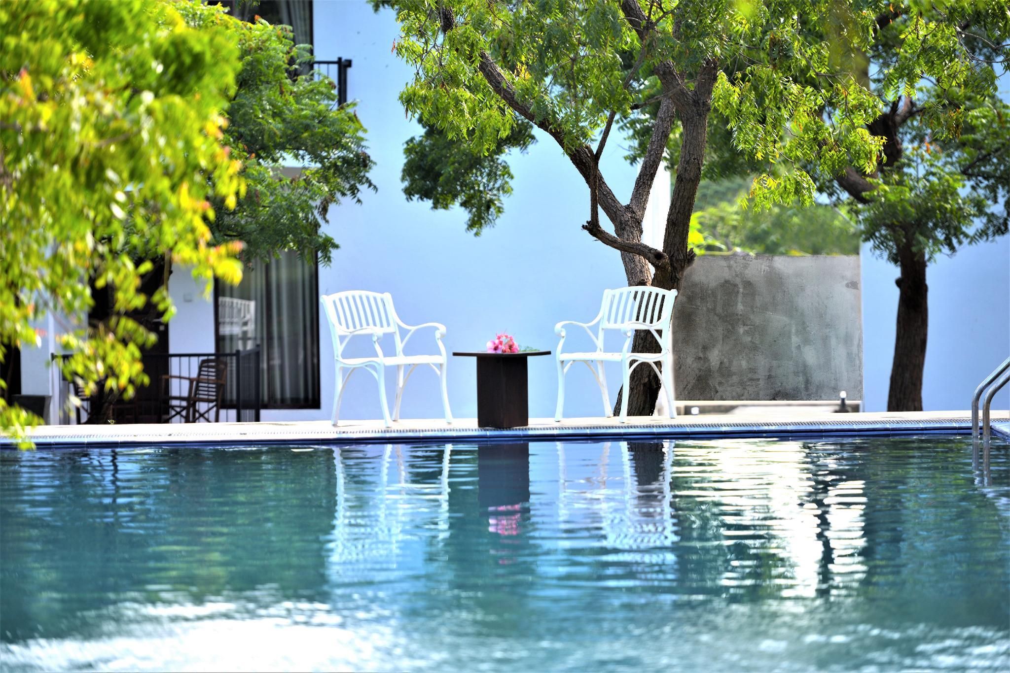 swimming pool [outdoor]