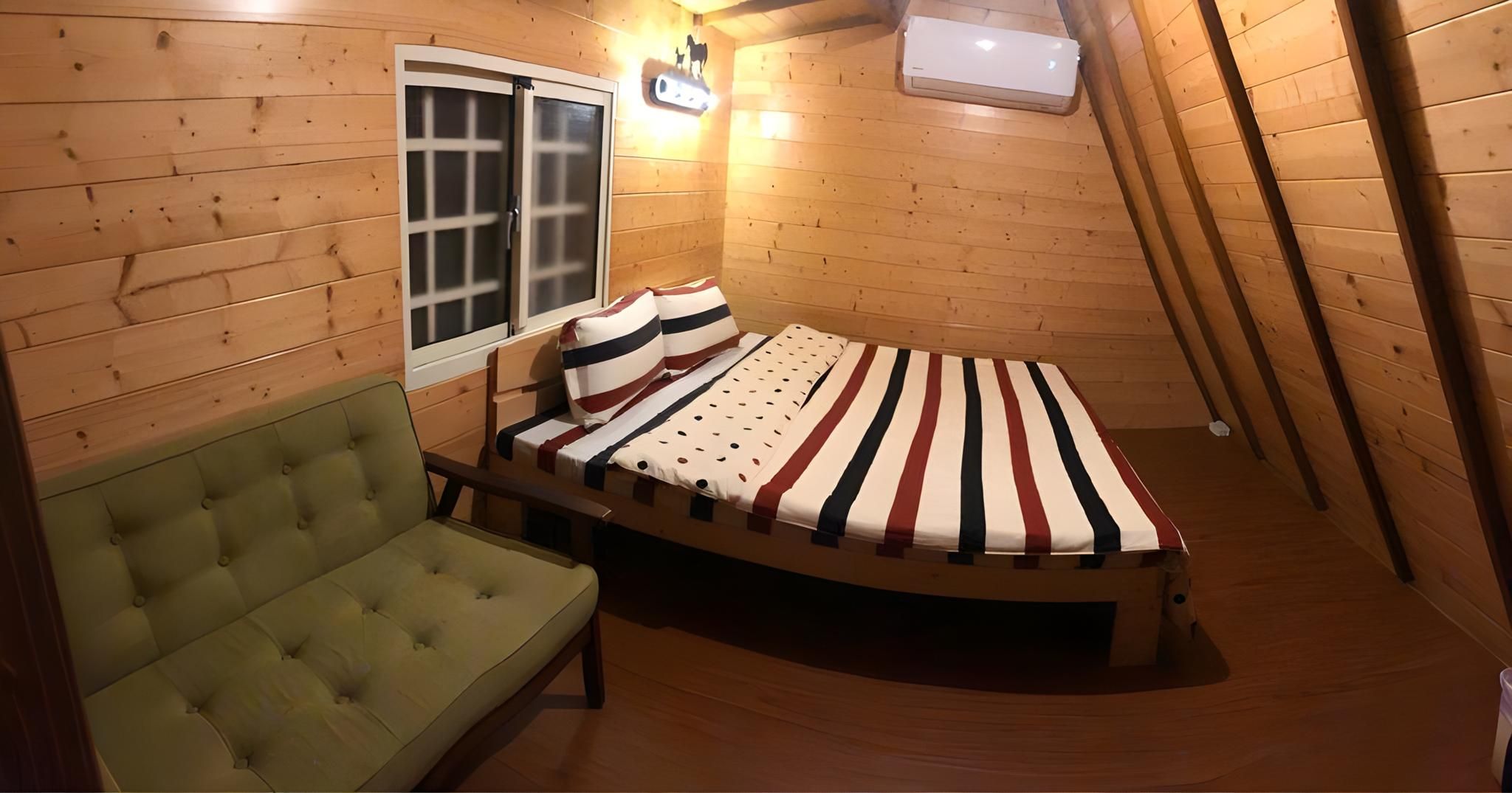 Chalet with Shared Bathroom