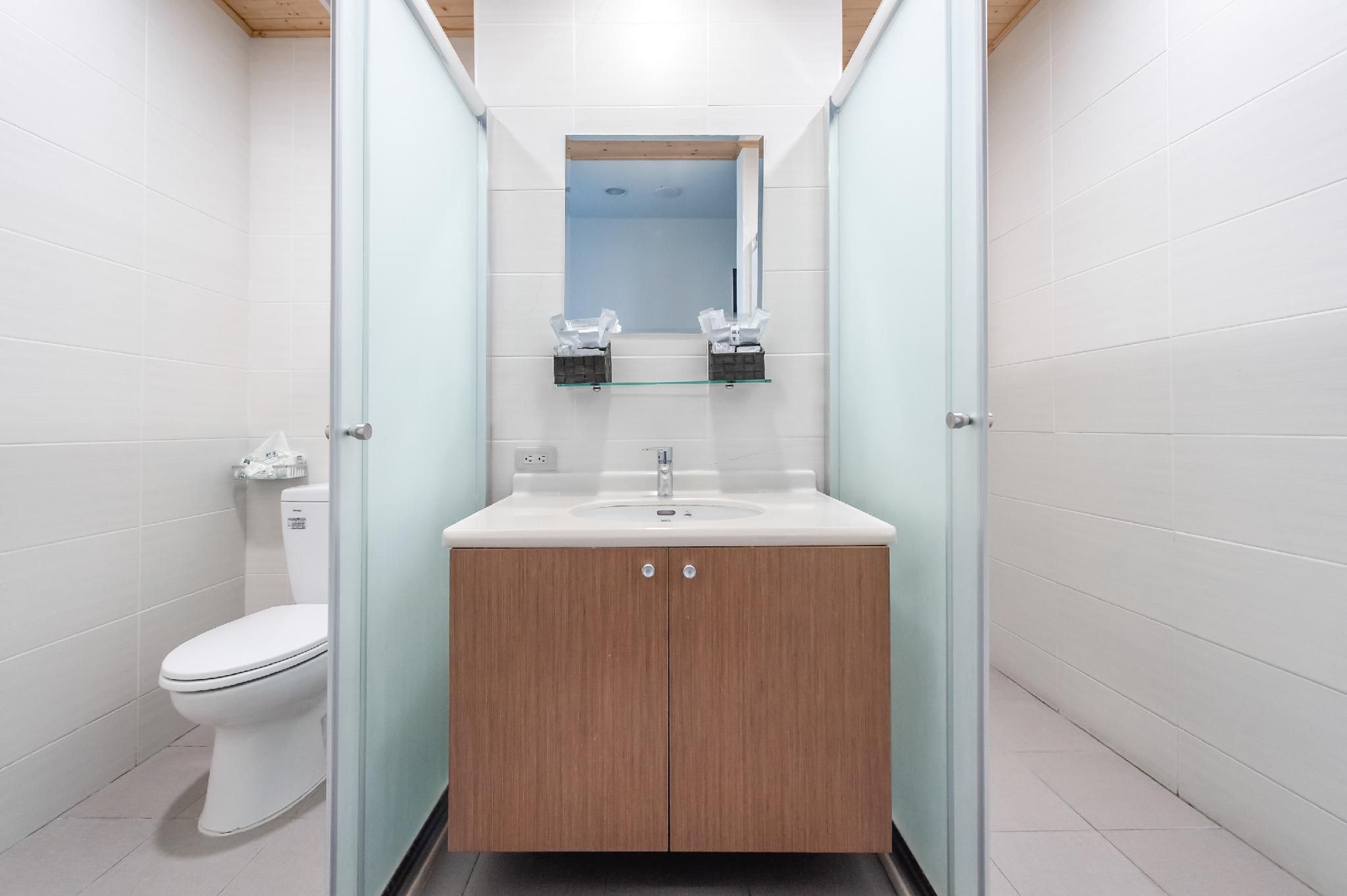 Lightness Station Inn Family Quad Room 3