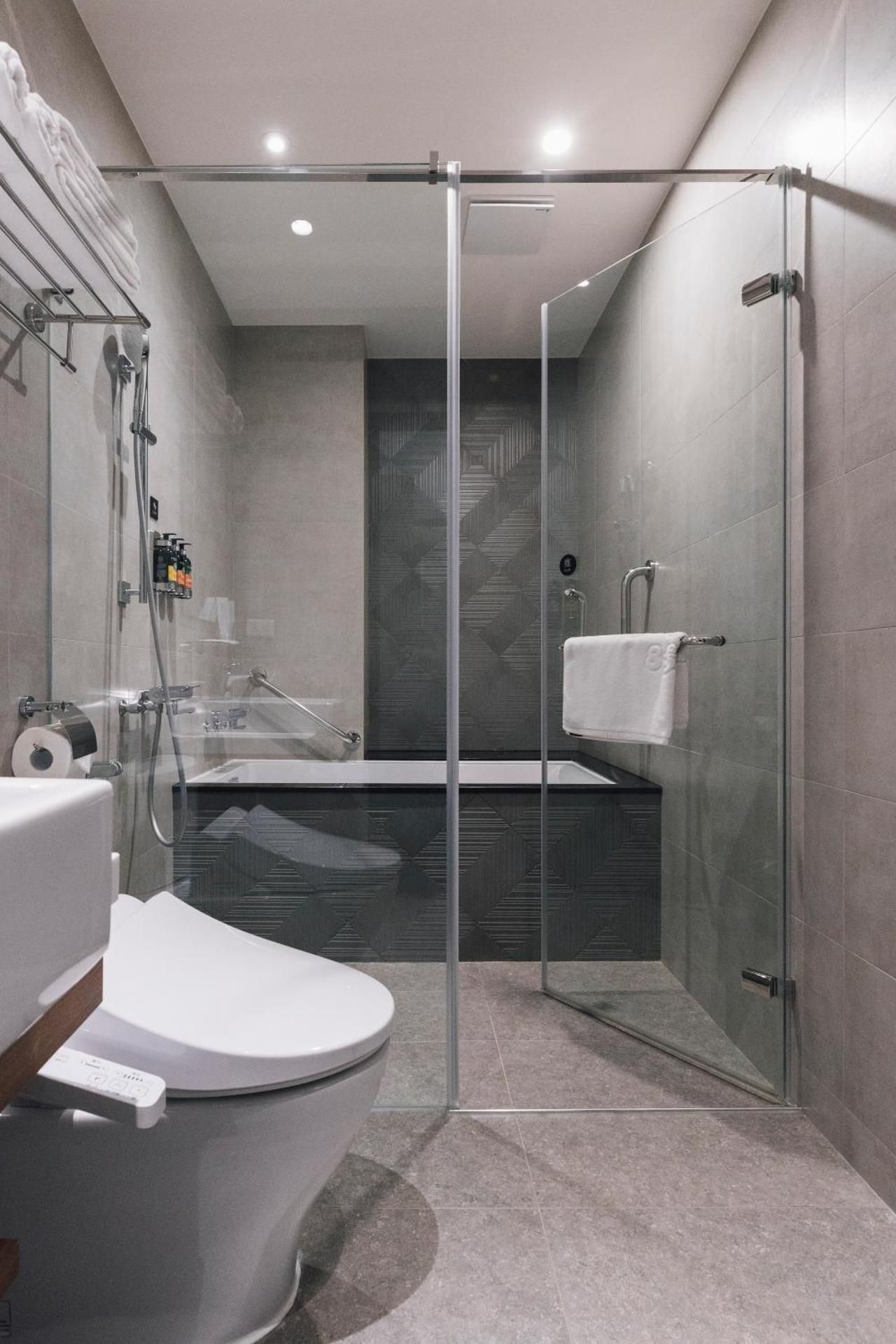 Pickle Alley 8 Deluxe Grand Twin Room 2