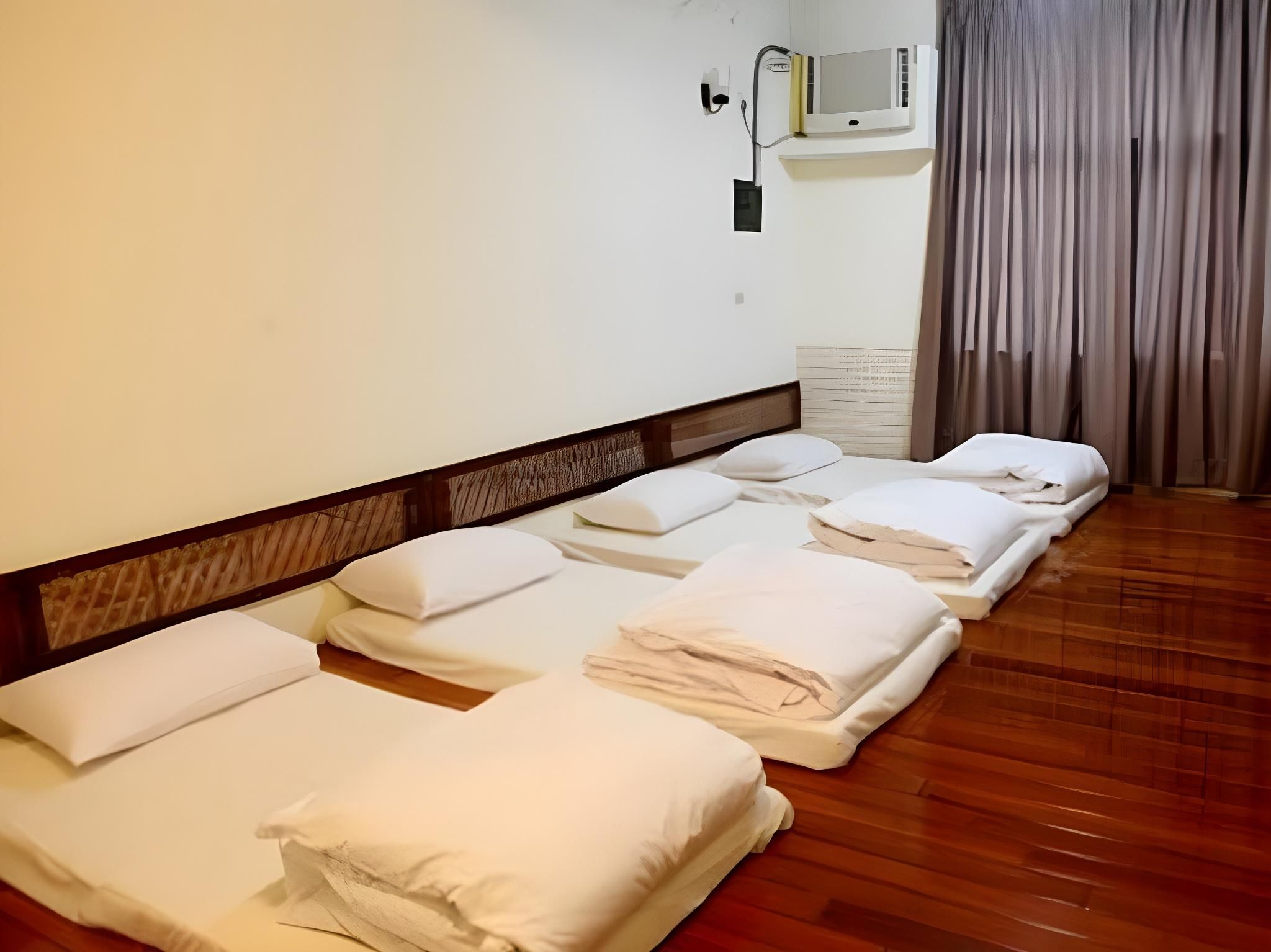 Family Room for 5 Adults