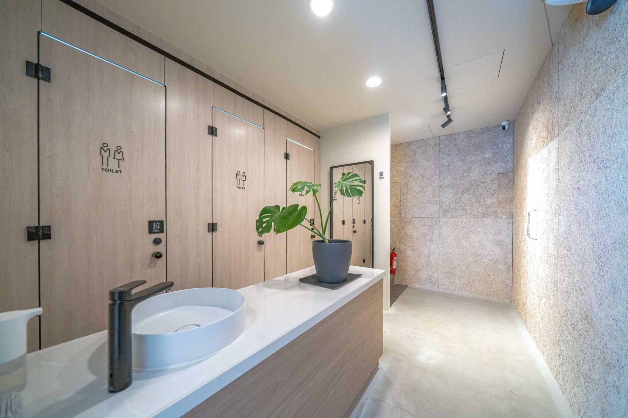 Single Capsule in Mixed Room