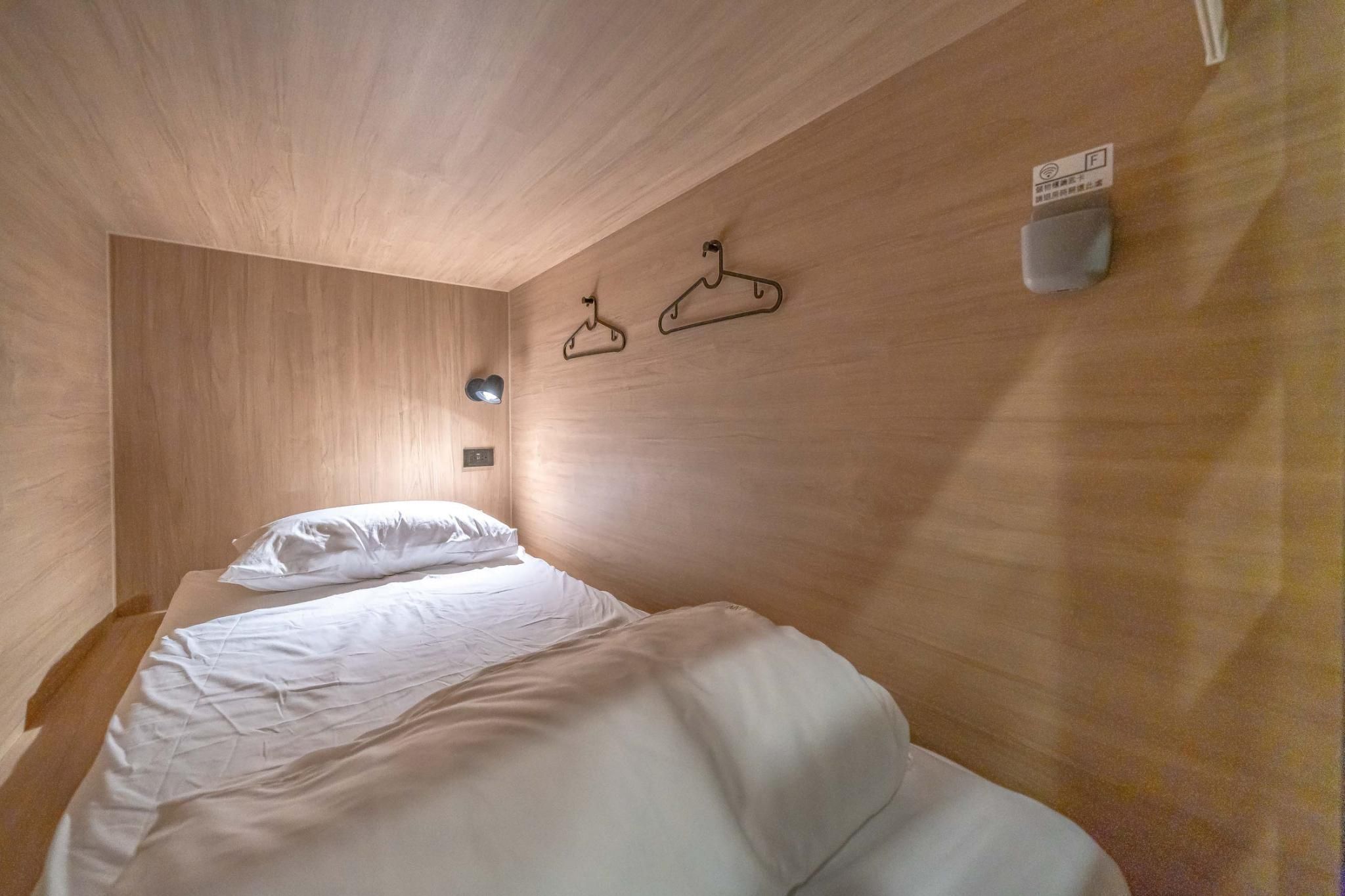 Single Capsule in Mixed Room