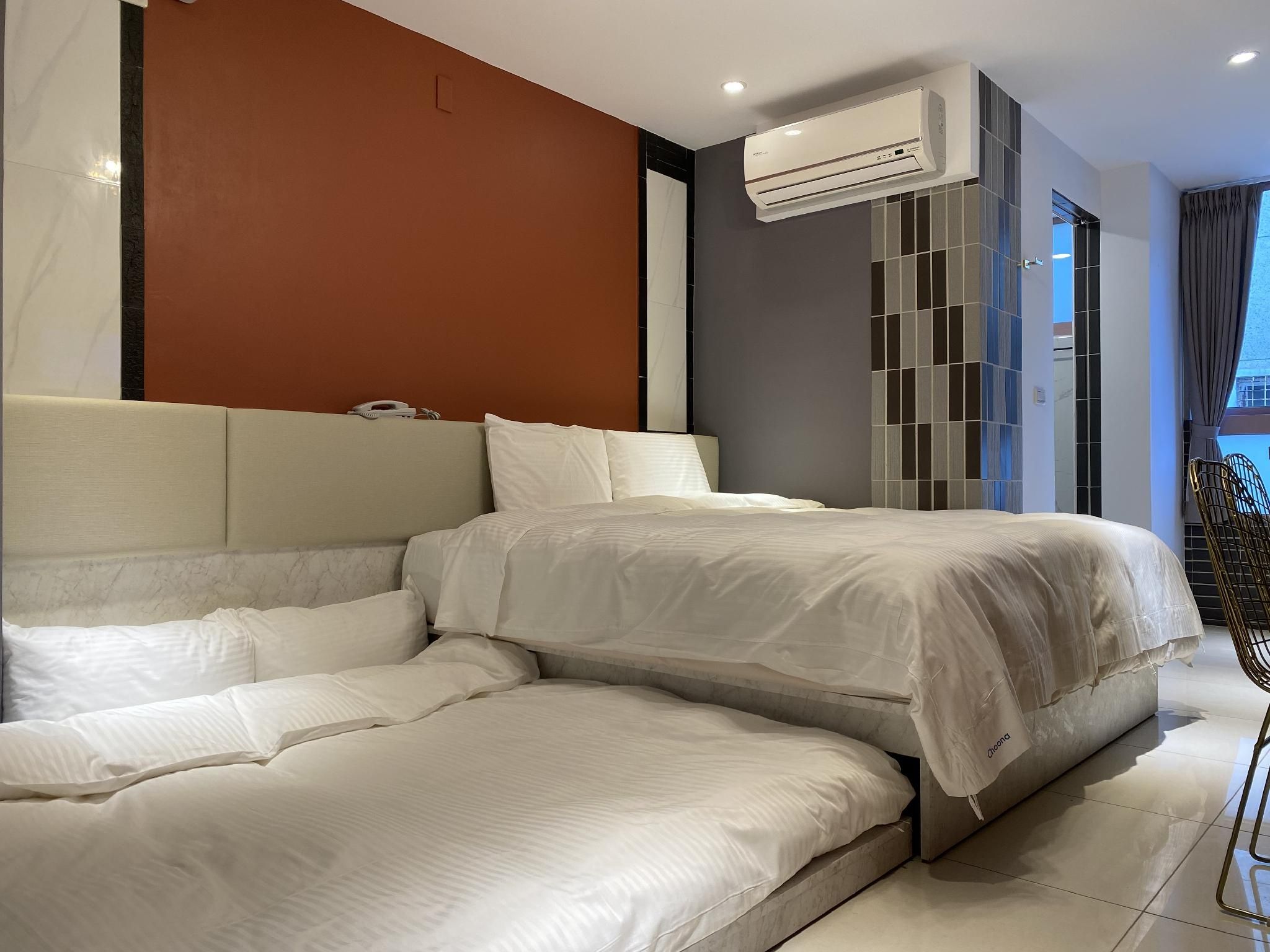 Choona Hotel Anping Quadruple Room with Balcony