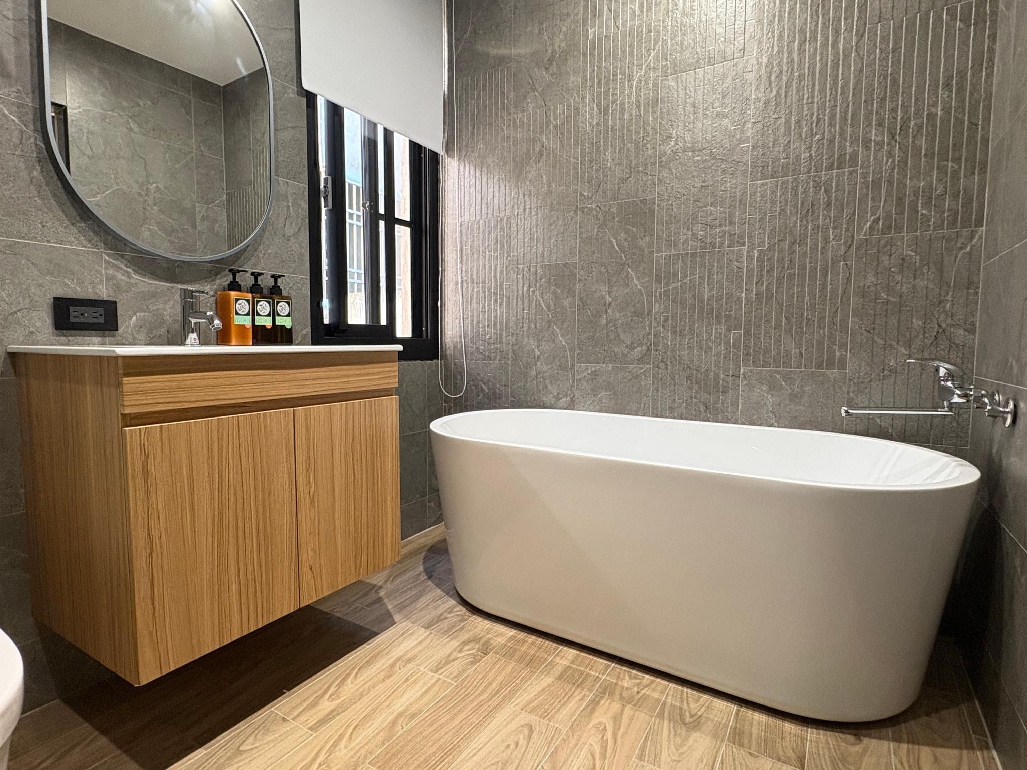 Deluxe Queen Room - Non-Smoking