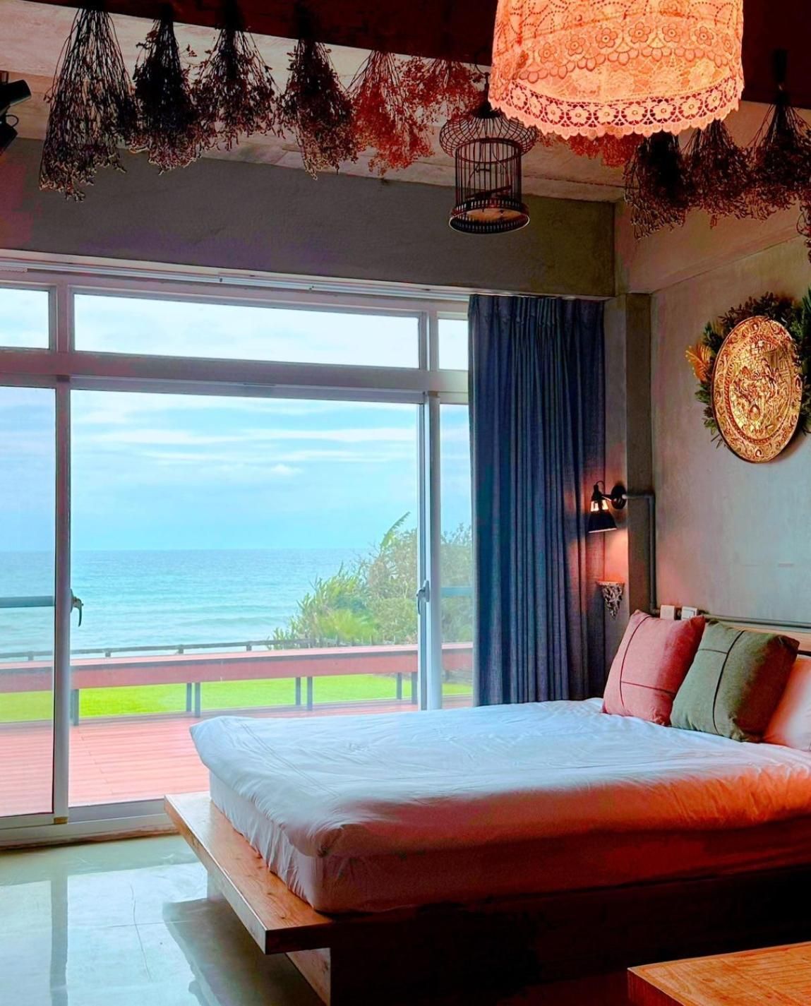 Deluxe Double Room with Side Sea View